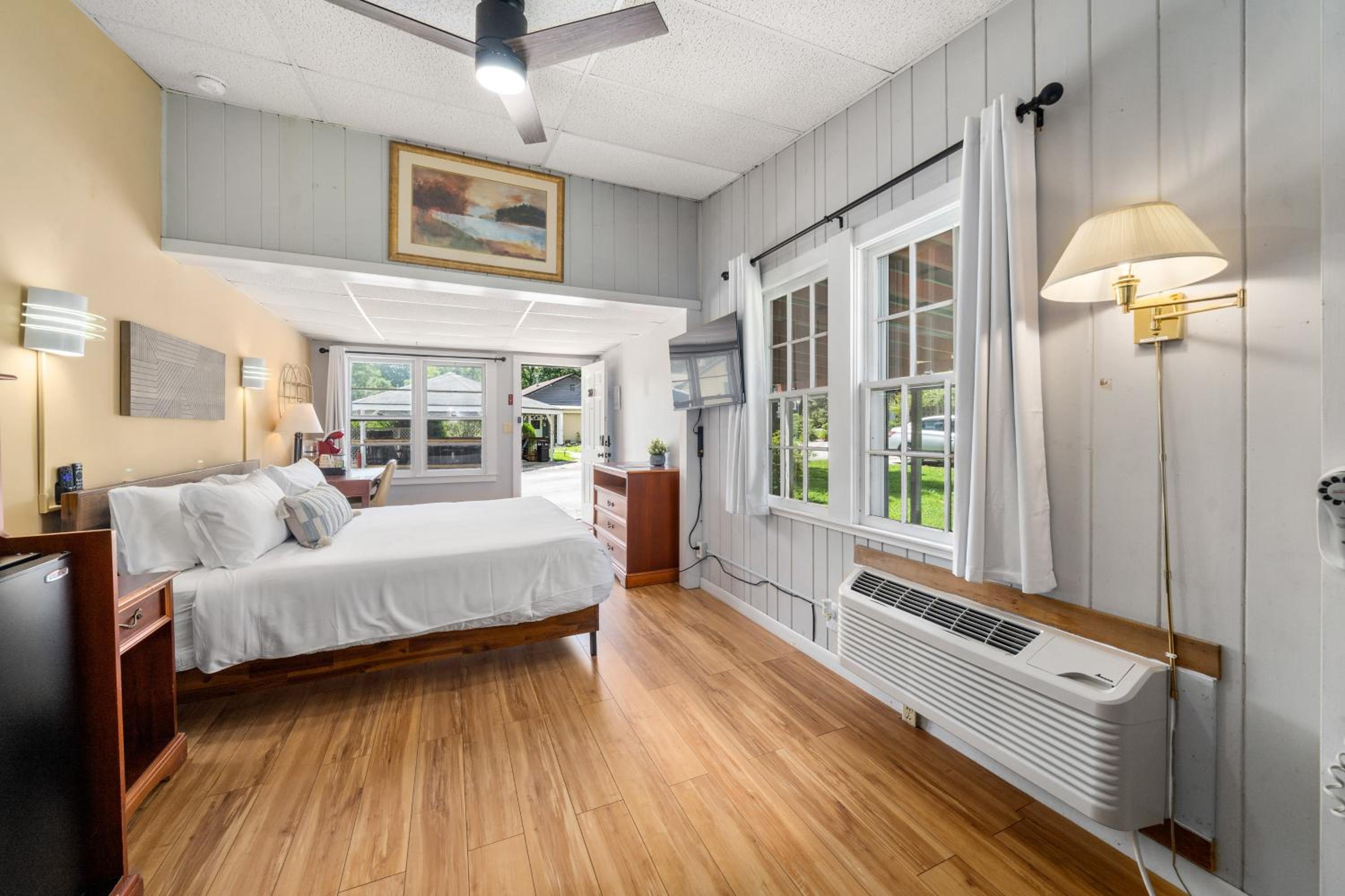 CedarWood Inn