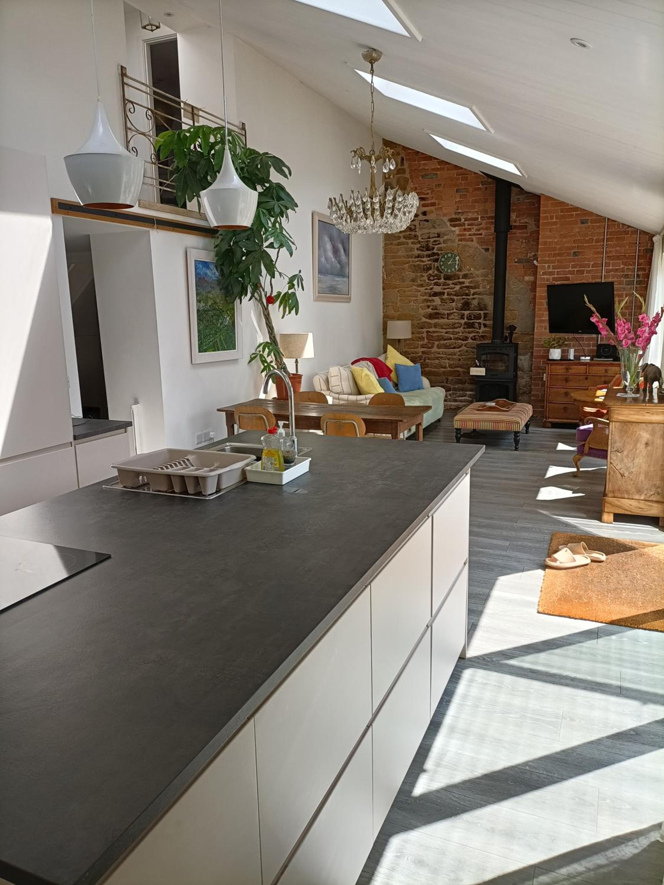 Cybil's Retreat - Renovated 2 bedroom house with enclosed garden view 3