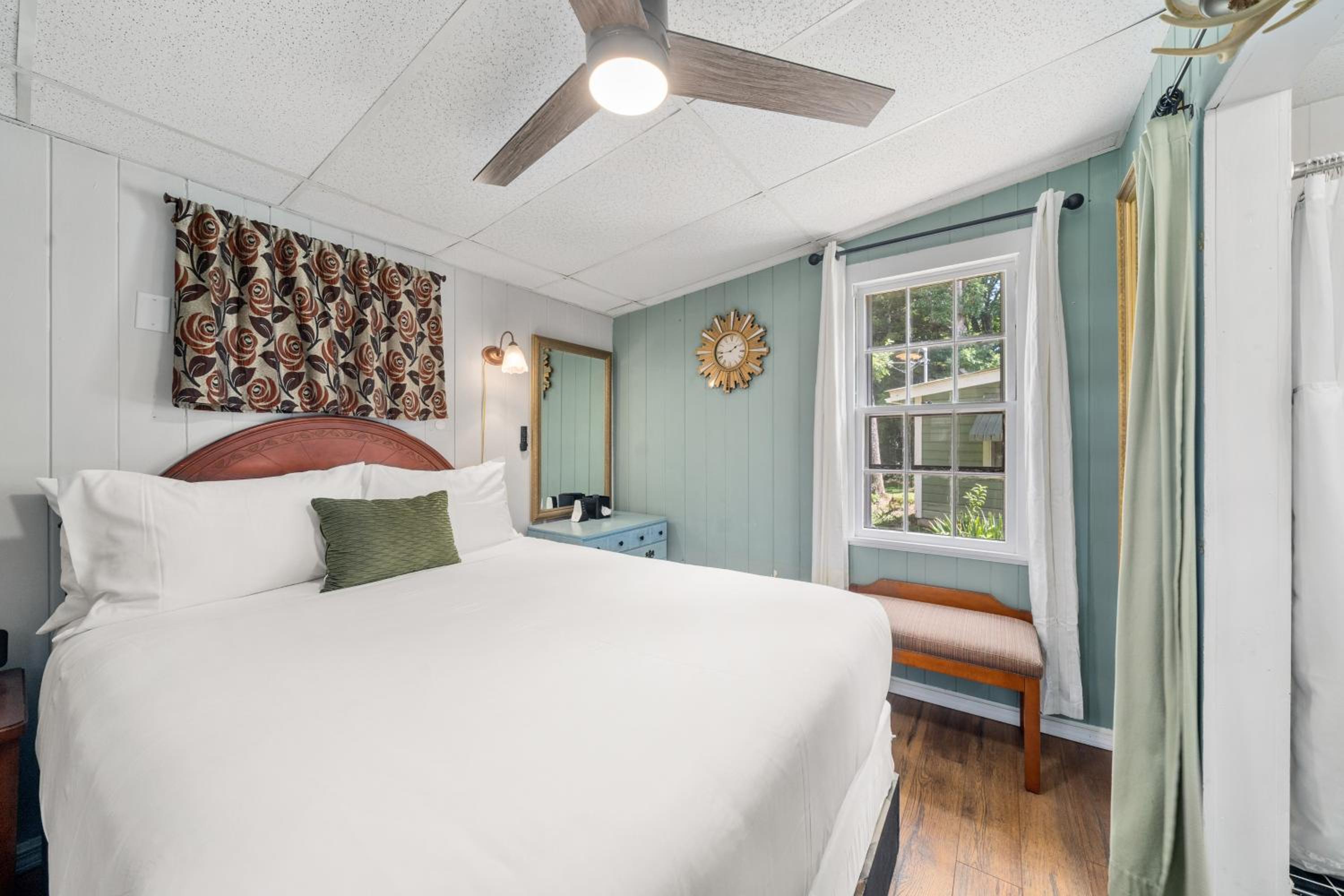 CedarWood Inn