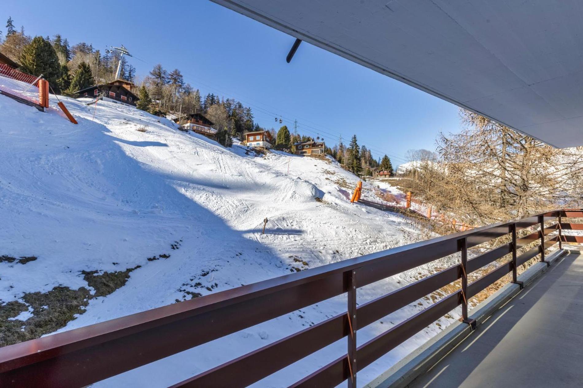 MP24 Ski in, out apartment on slopes with indoor private parking space