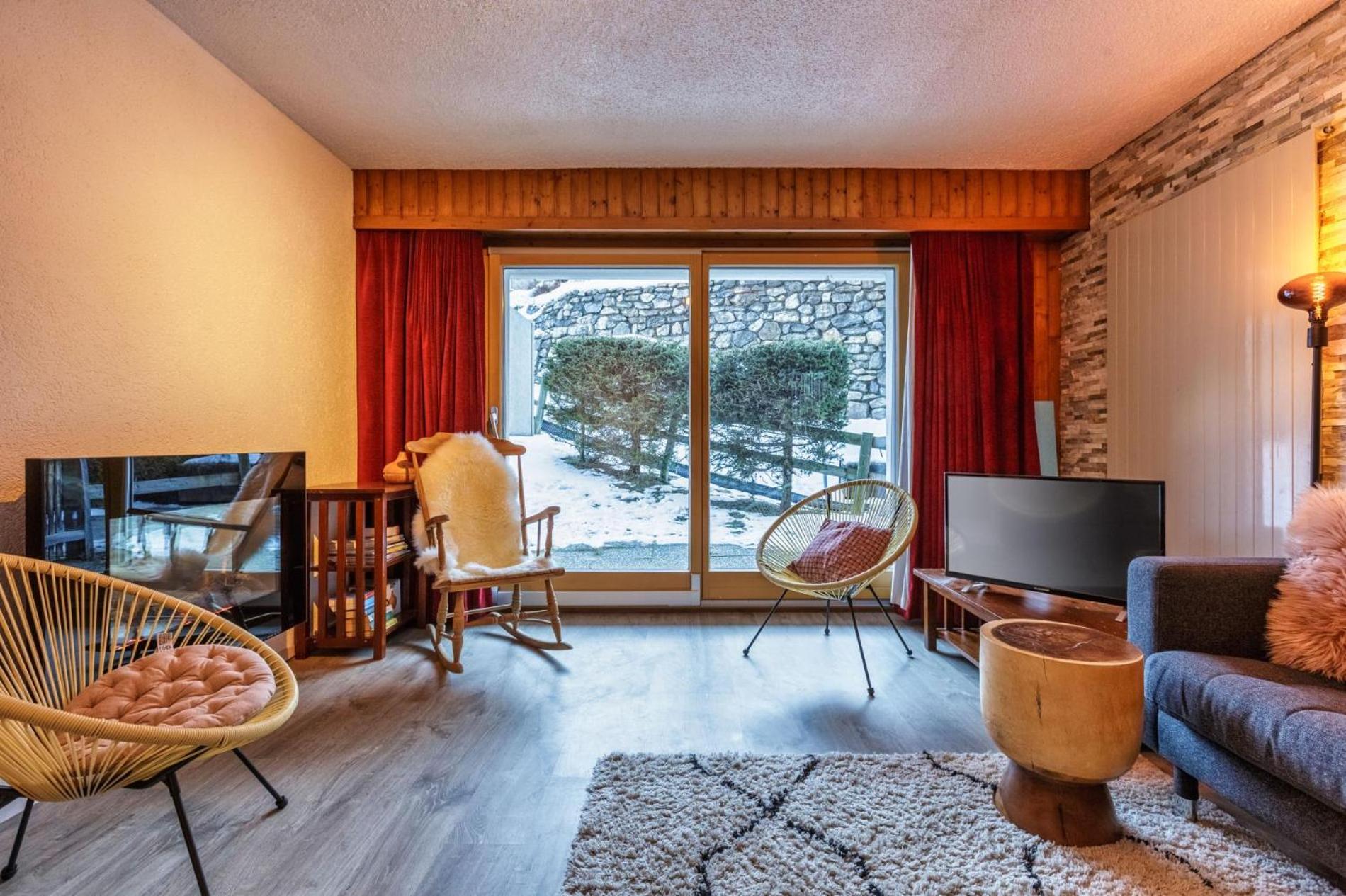 Nev 404 Centrally located 6 pax apartment and garage