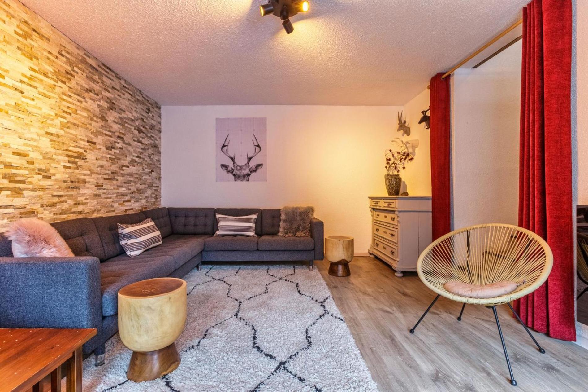 Nev 404 Centrally located 6 pax apartment and garage