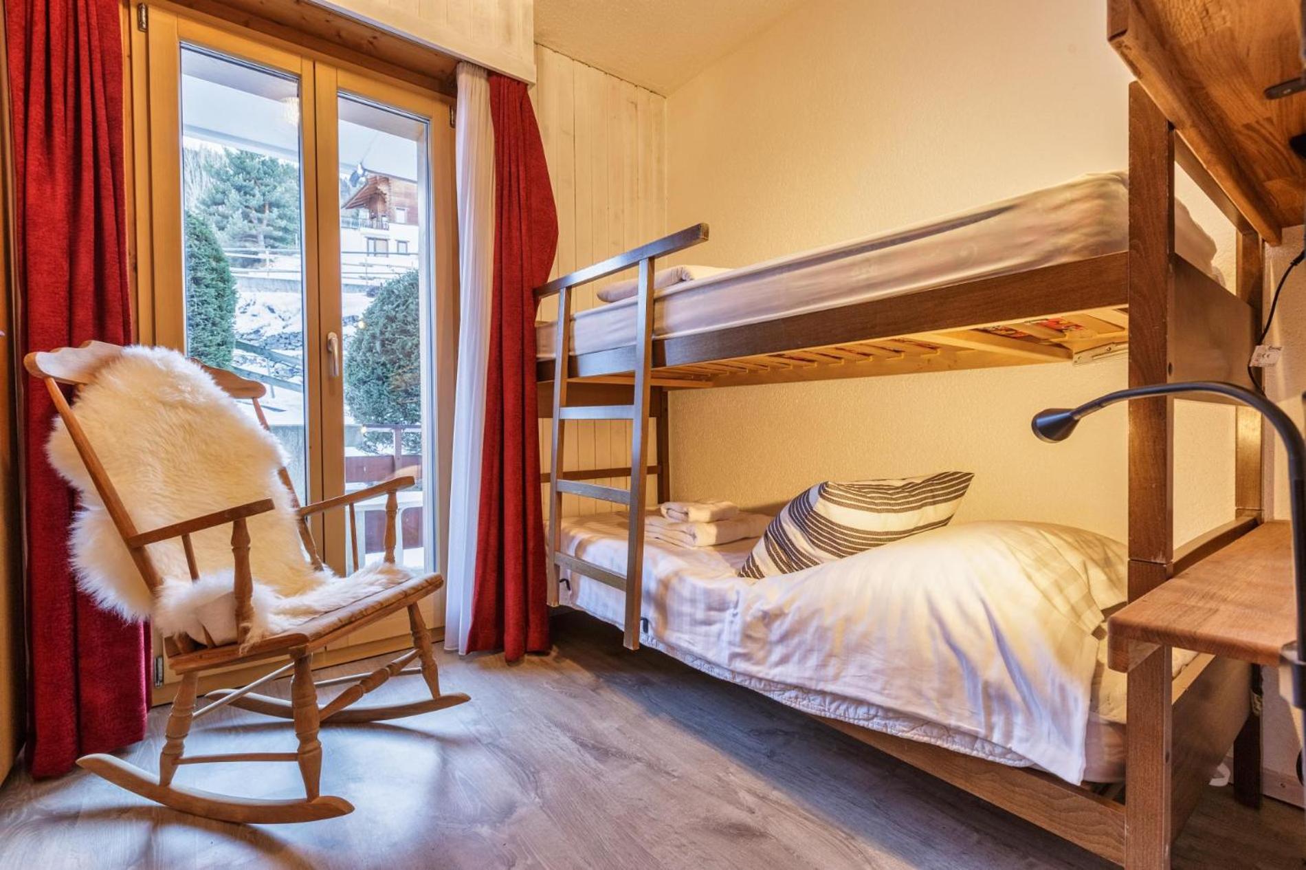 Nev 404 Centrally located 6 pax apartment and garage