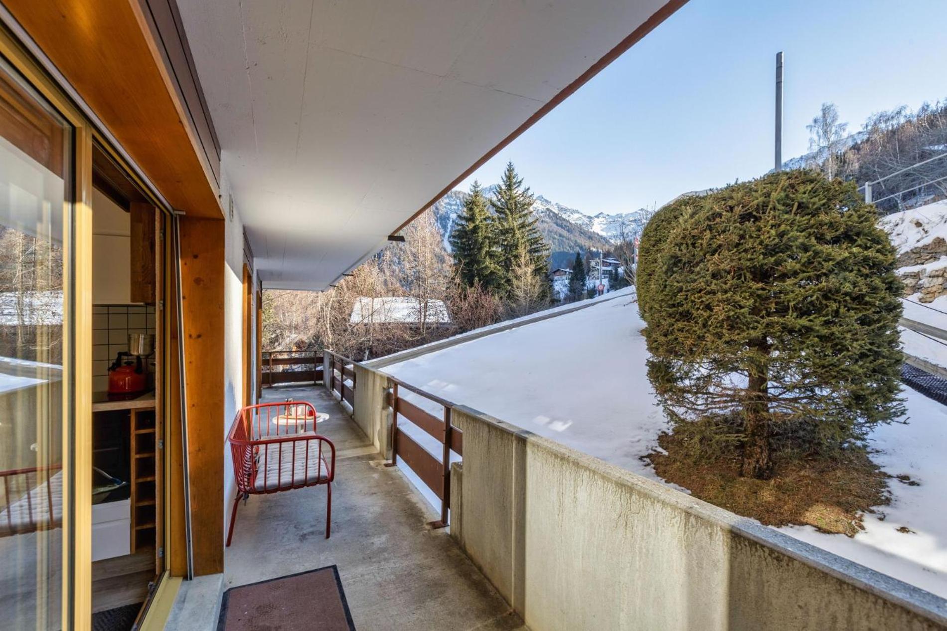 Nev 404 Centrally located 6 pax apartment and garage