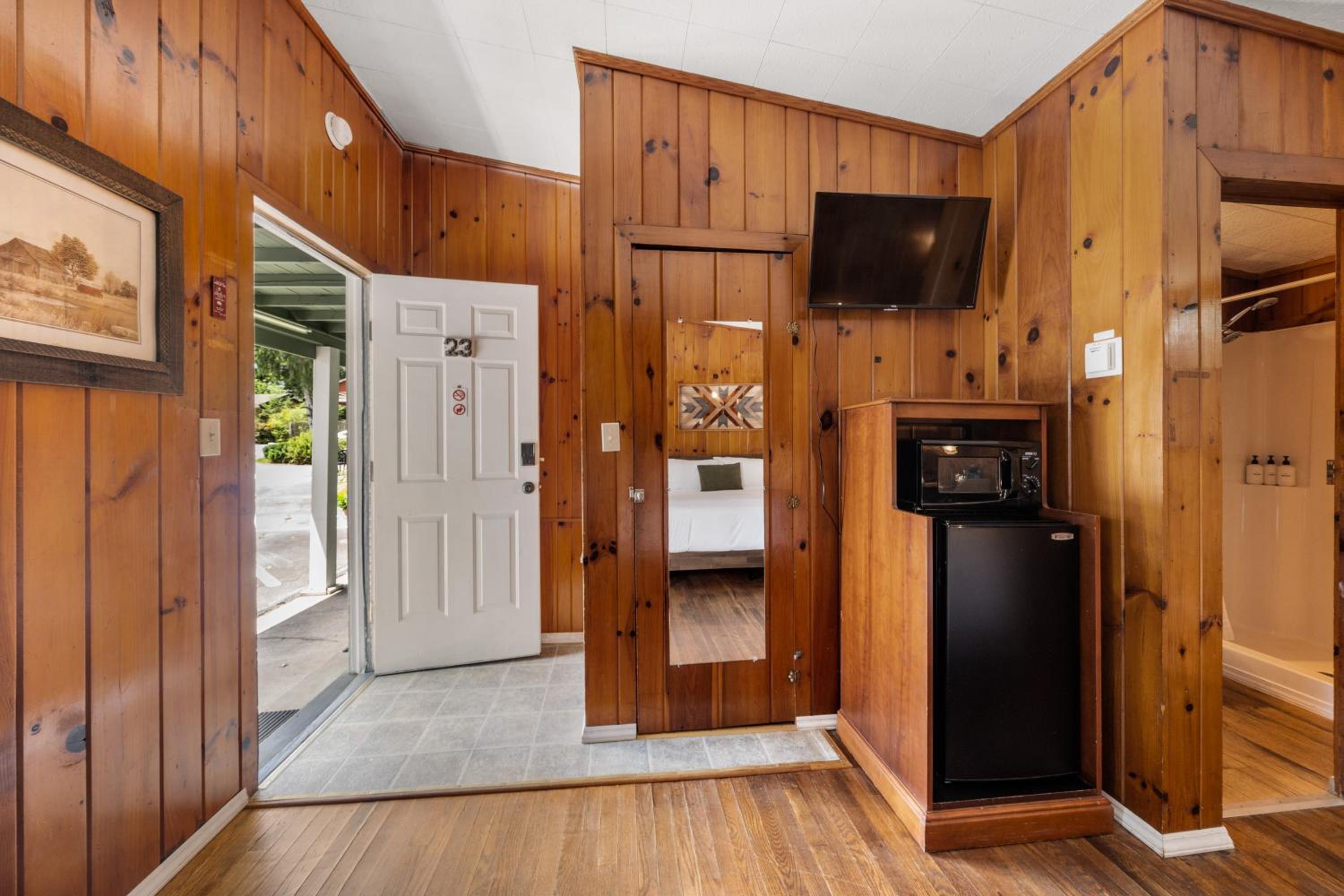 CedarWood Inn
