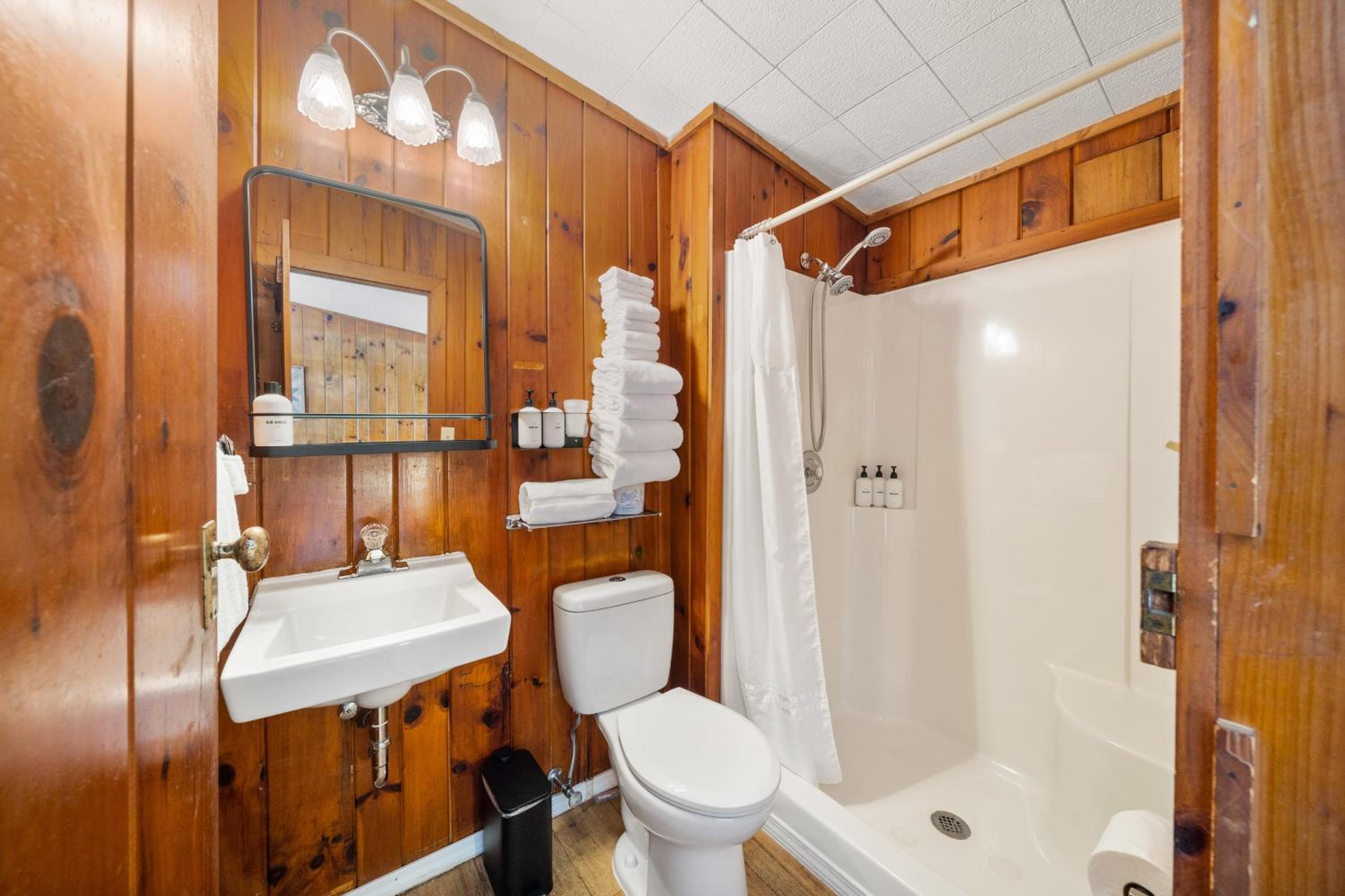 CedarWood Inn