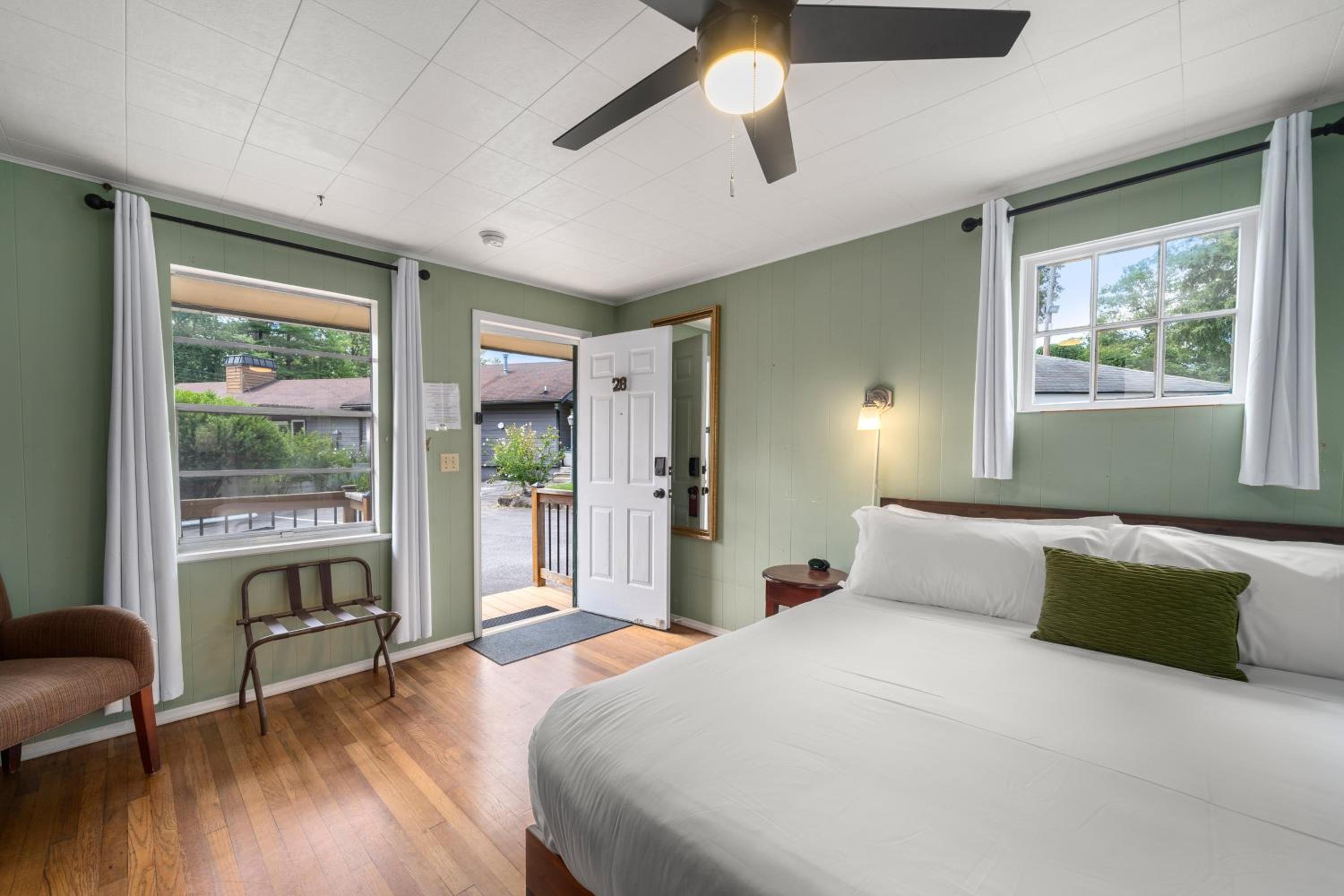 CedarWood Inn