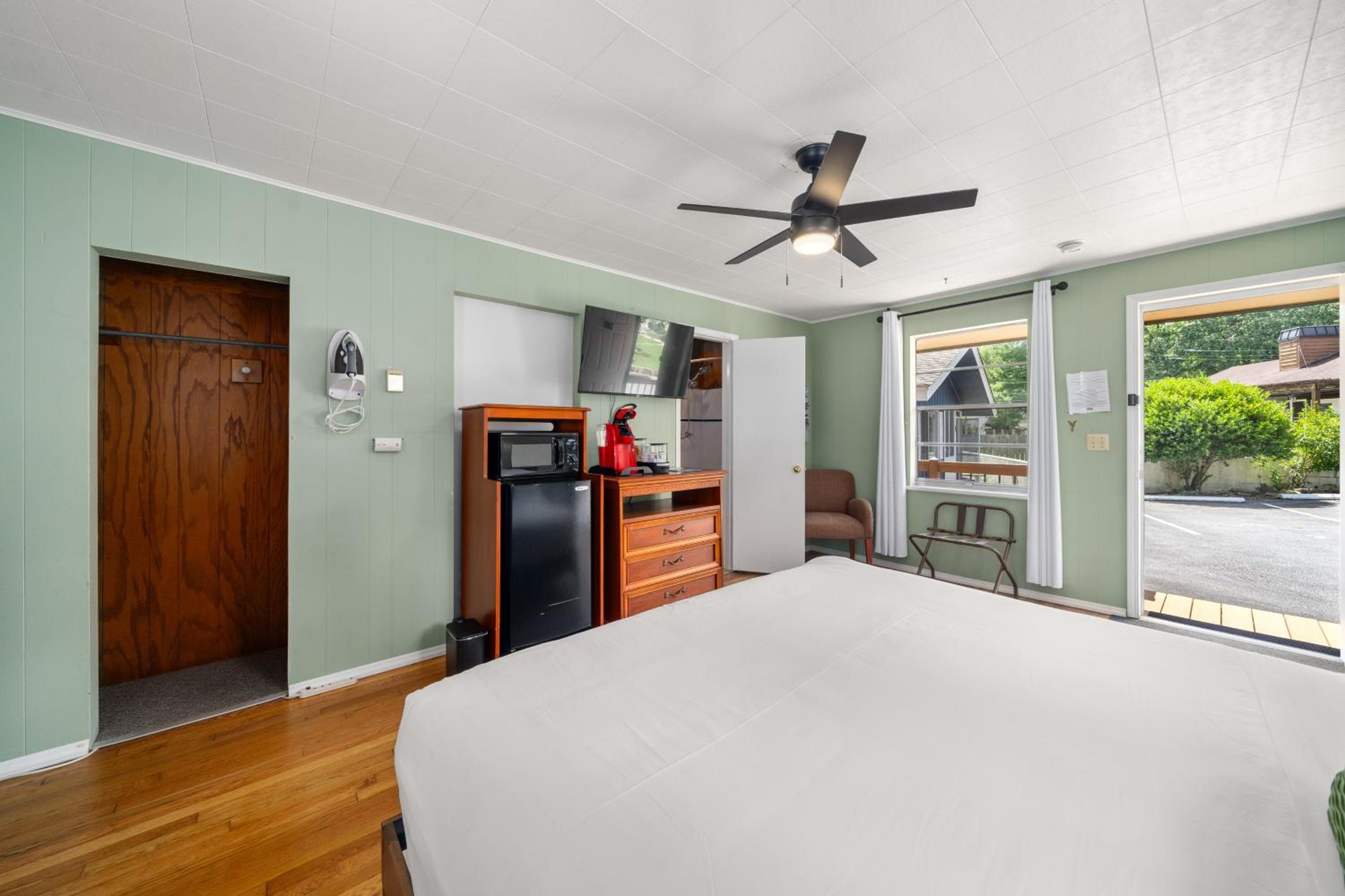 CedarWood Inn