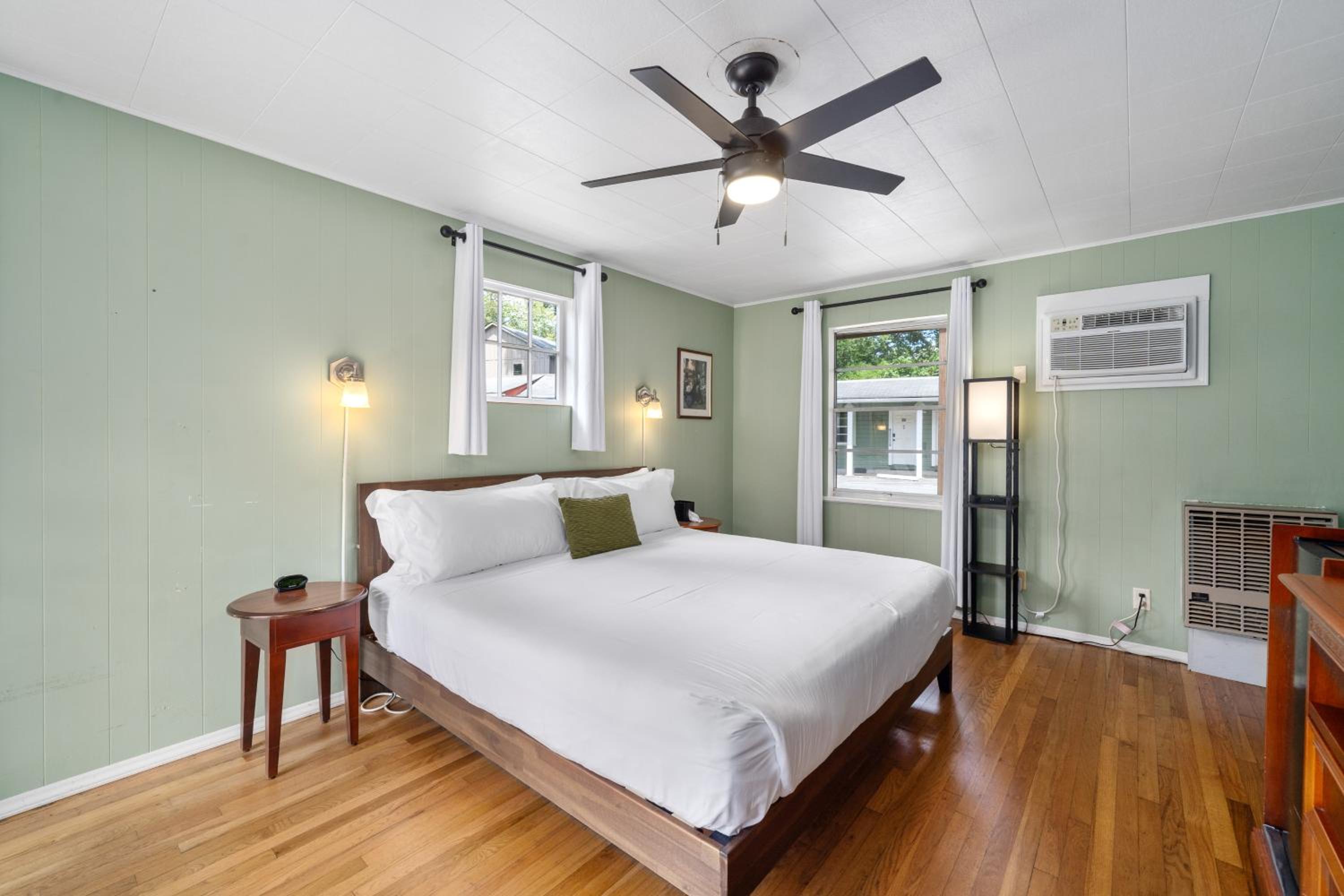 CedarWood Inn