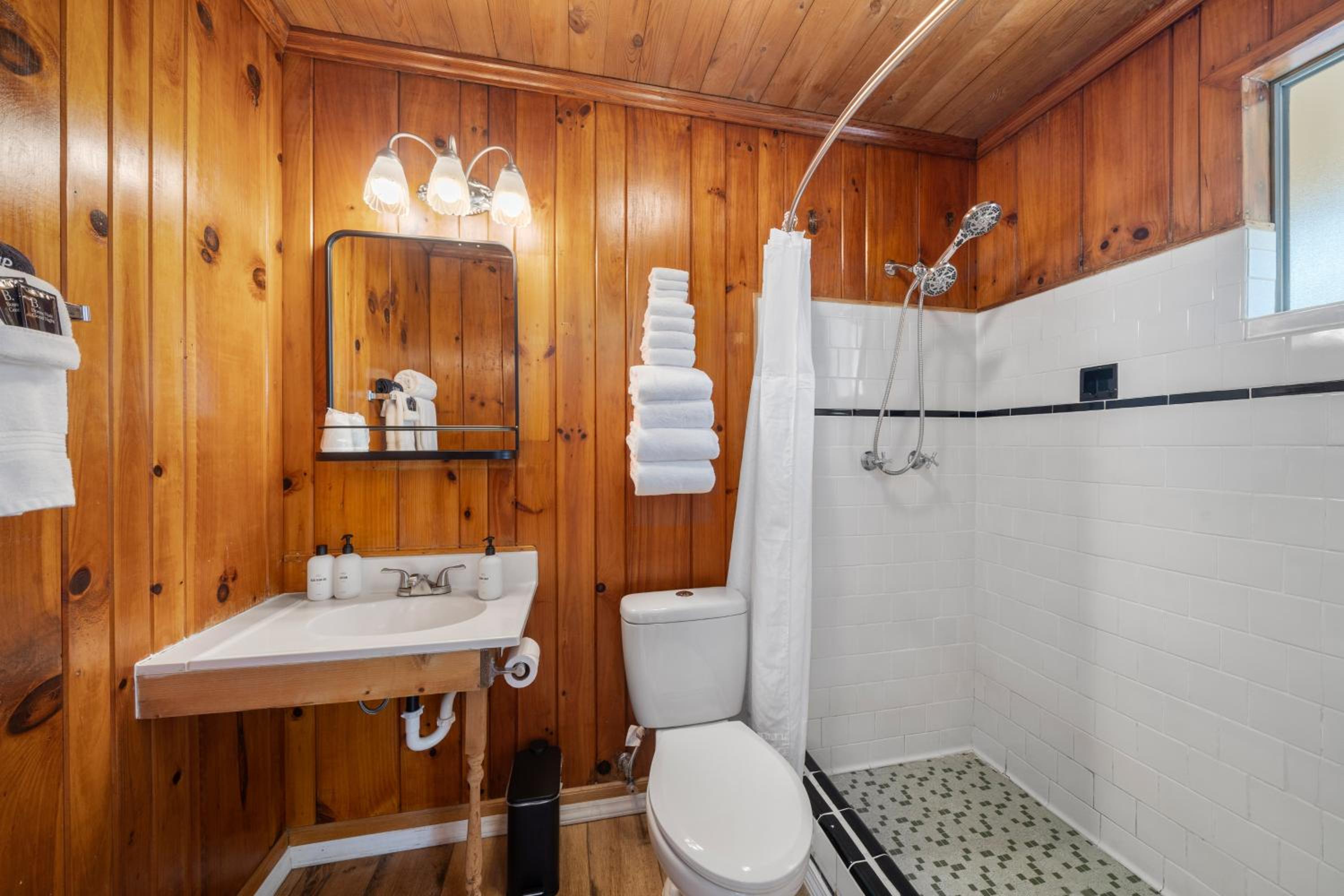CedarWood Inn