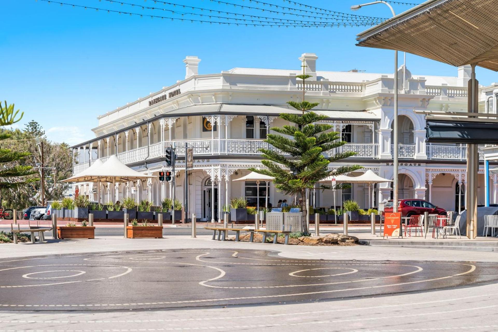 Belle Escapes - Relax Inn Henley Beach South