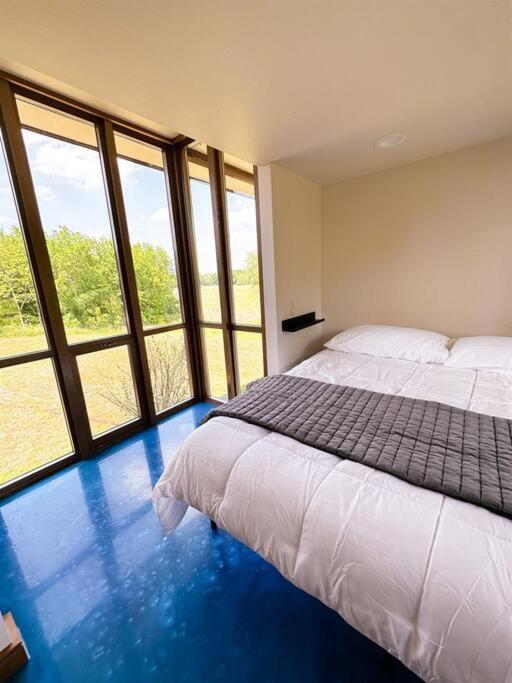 Stunning Mid-Cent Modern Retreat • Comfy Beds • Grove • Quiet Setting • Boat Parking view 3