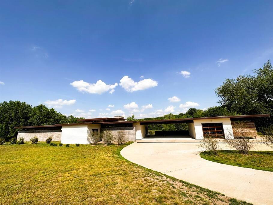 Stunning Mid-Cent Modern Retreat • Comfy Beds • Grove • Quiet Setting • Boat Parking view 5