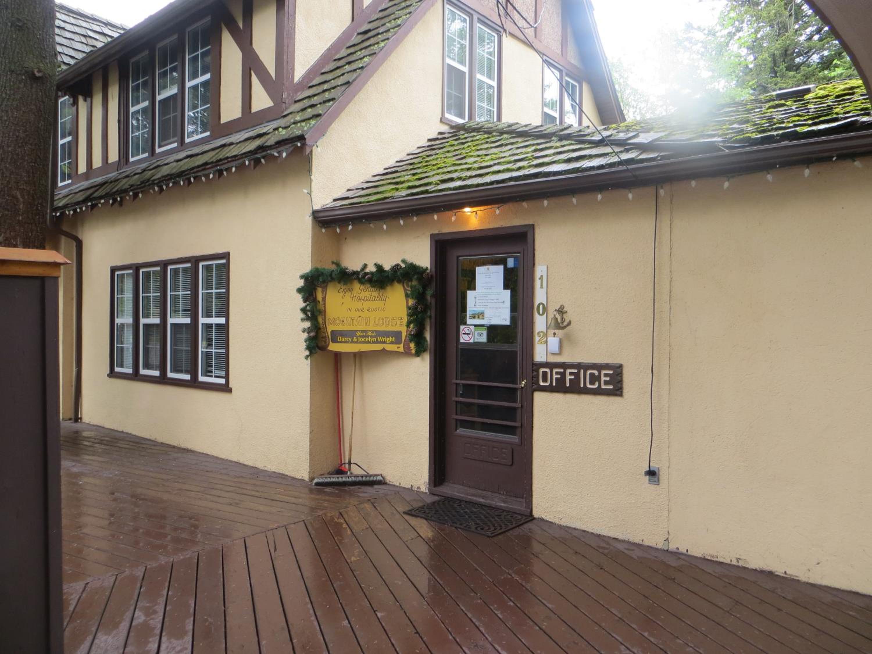 Crandell Mountain Lodge