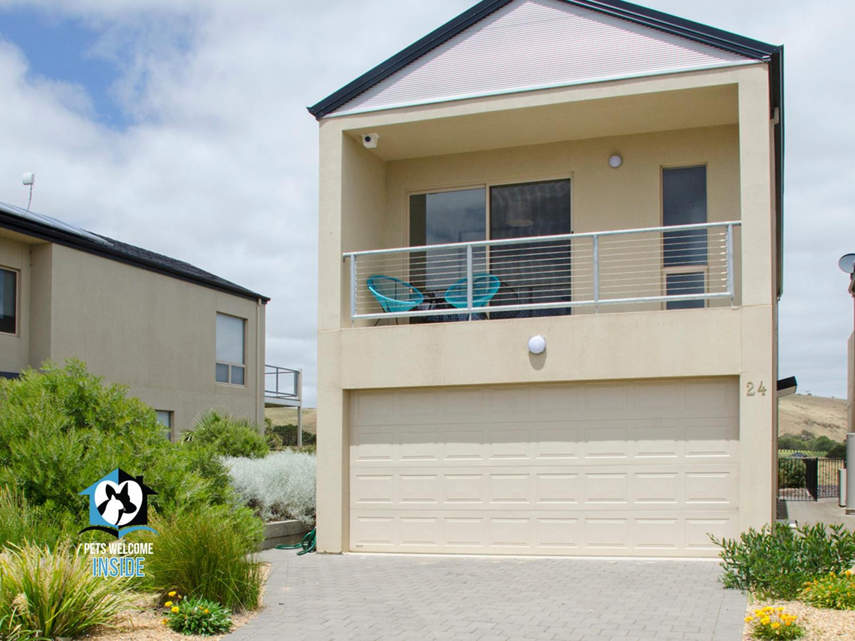 Contemporary Golf Course Frontage 3BR