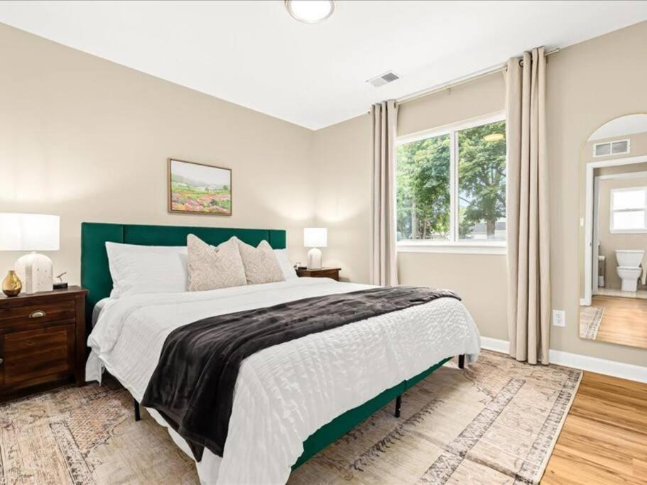 Spacious 1BR [End Unit] in the Heart of Roseville view 3