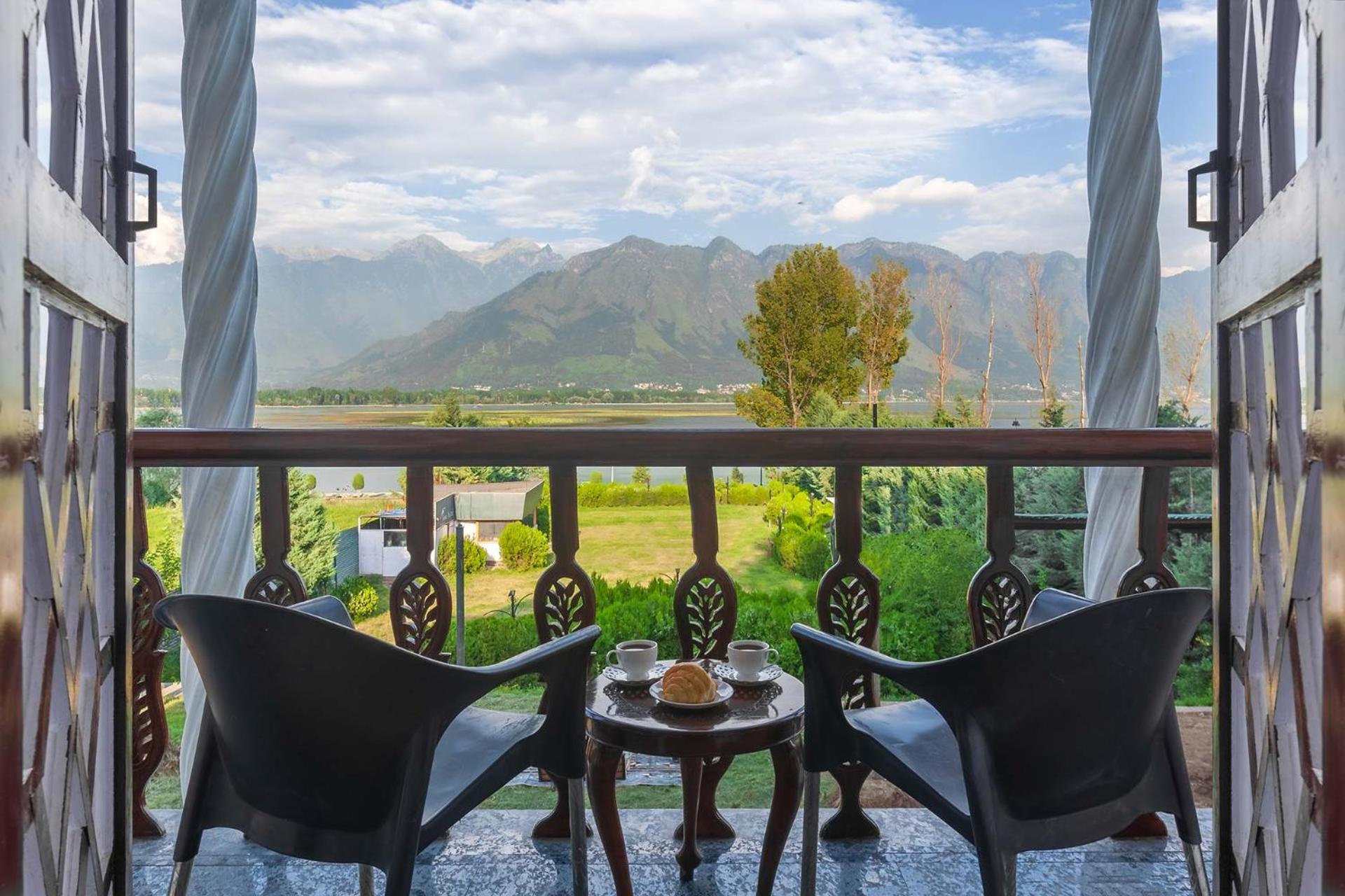 Buhayra Lakefront by VEO - Part of StayVista
