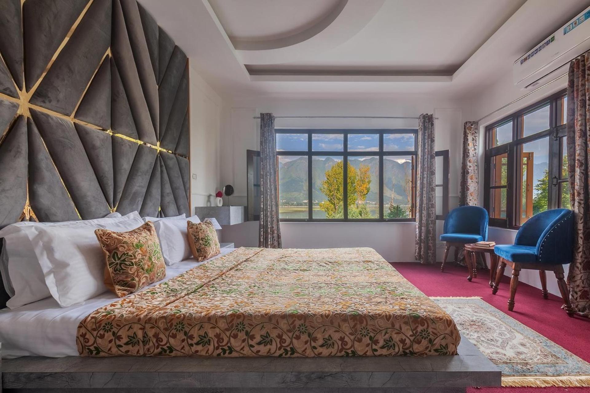 Buhayra Lakefront by VEO - Part of StayVista