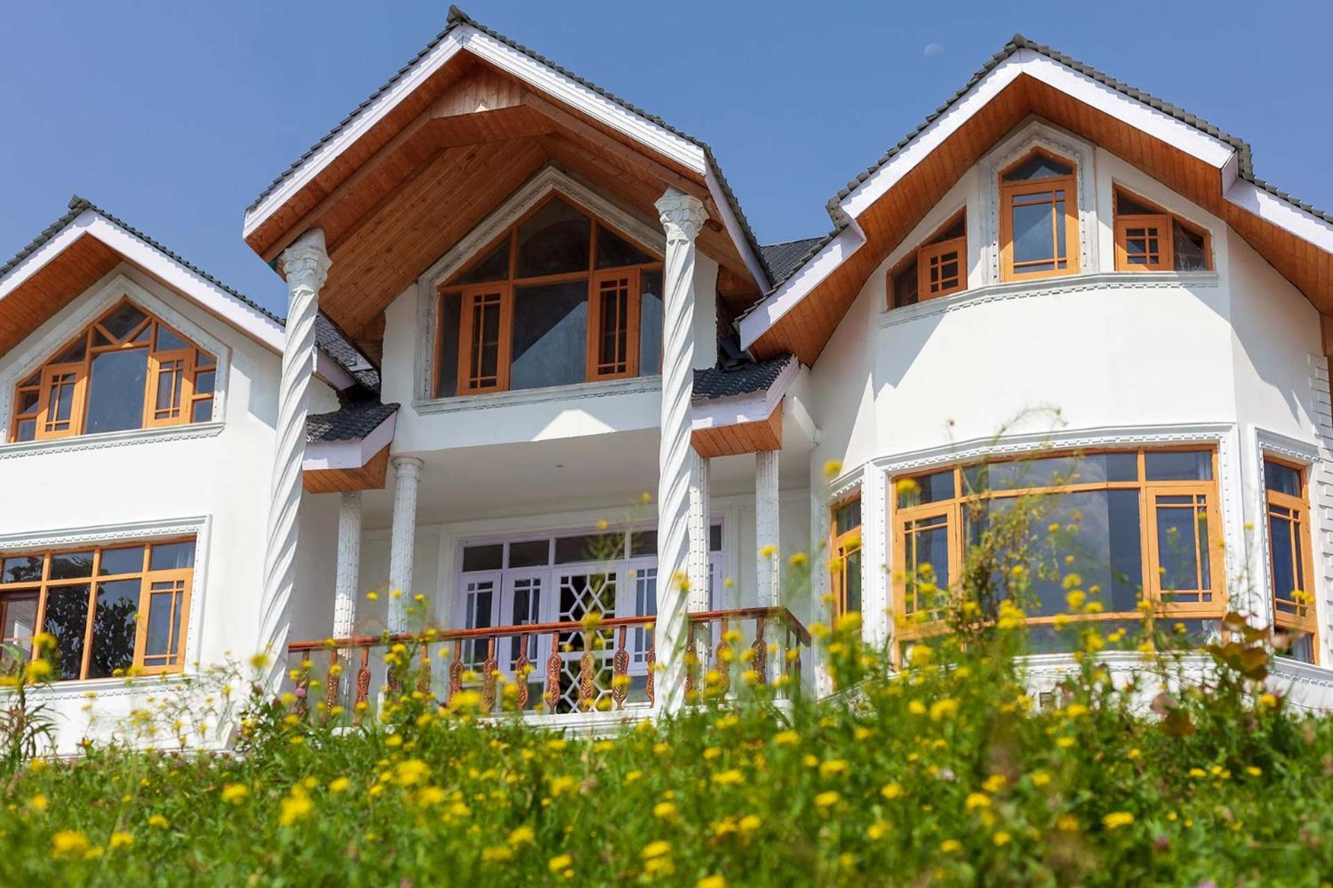 Buhayra Lakefront by VEO - Part of StayVista