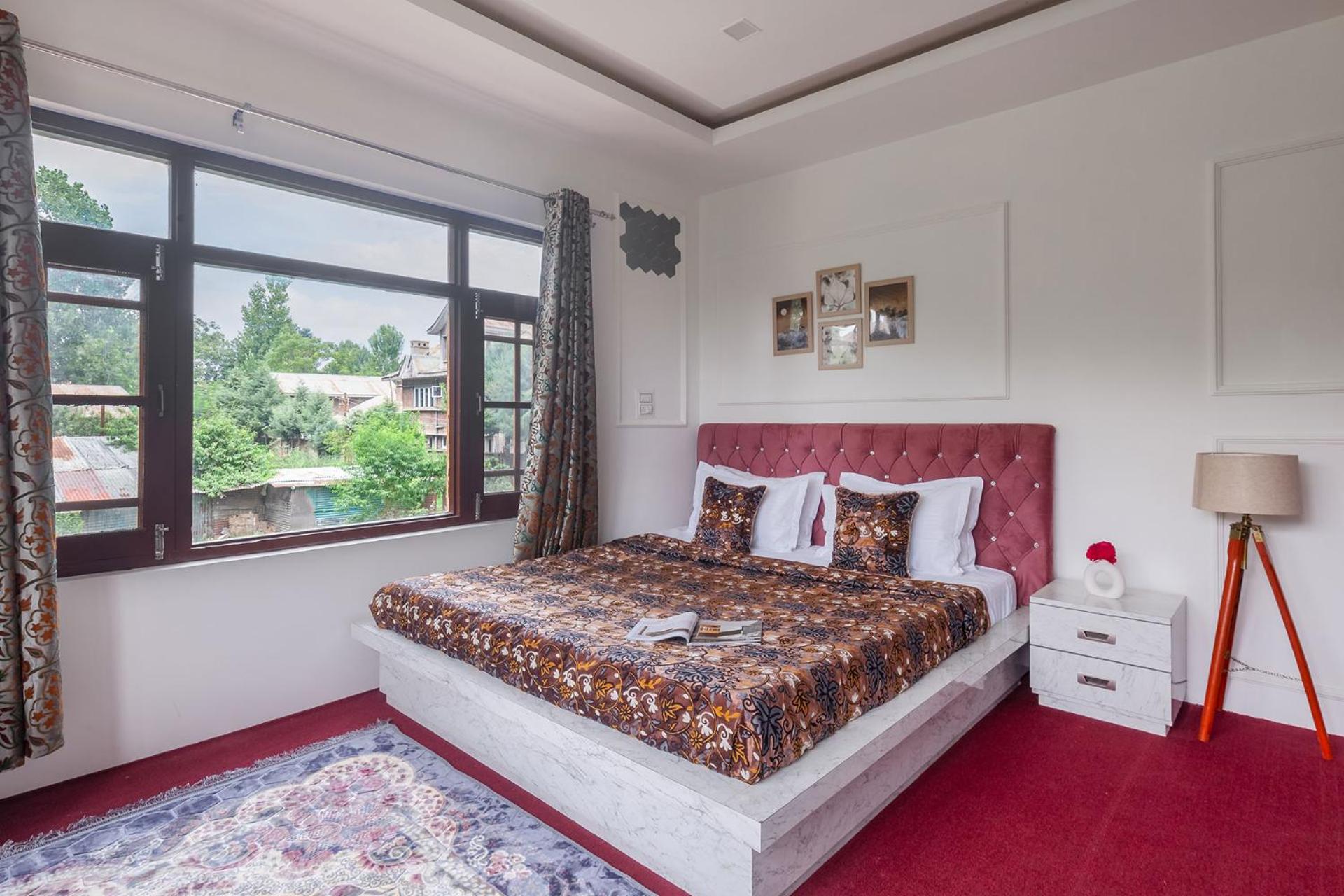 Buhayra Lakefront by VEO - Part of StayVista