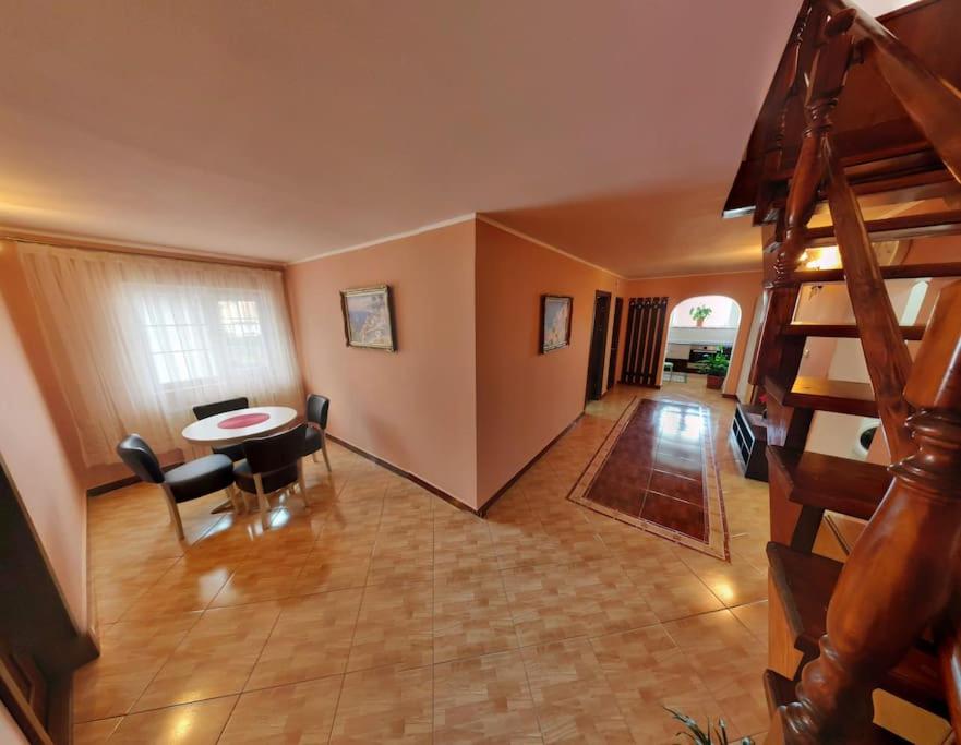 Casa 1 Mai, Parcare in curte view 3