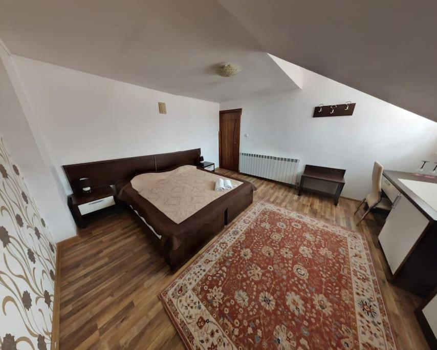 Casa 1 Mai, Parcare in curte view 2
