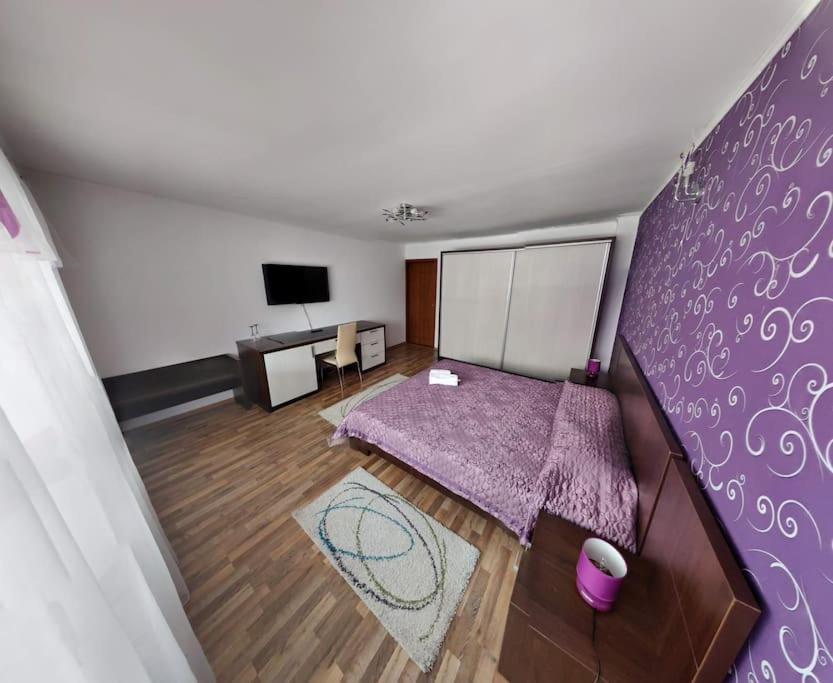 Casa 1 Mai, Parcare in curte view 4