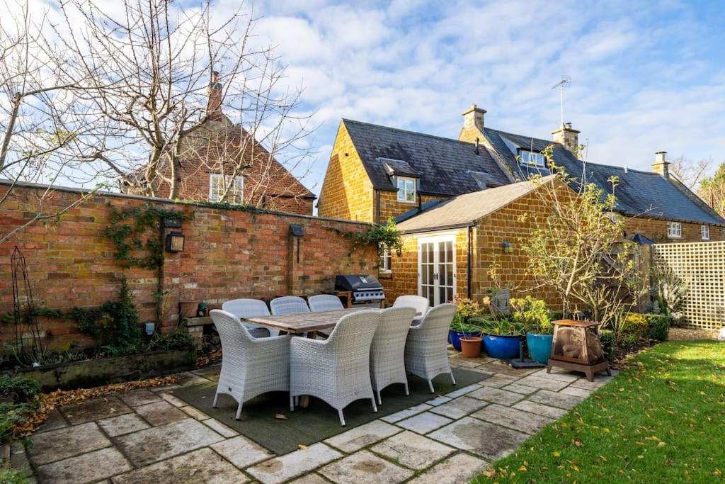 Countryside 6-bedroom cottage view 3