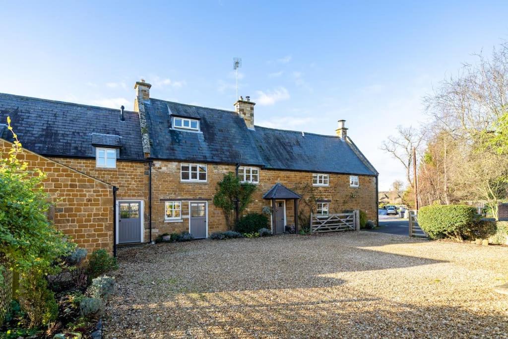 Countryside 6-bedroom cottage view 4