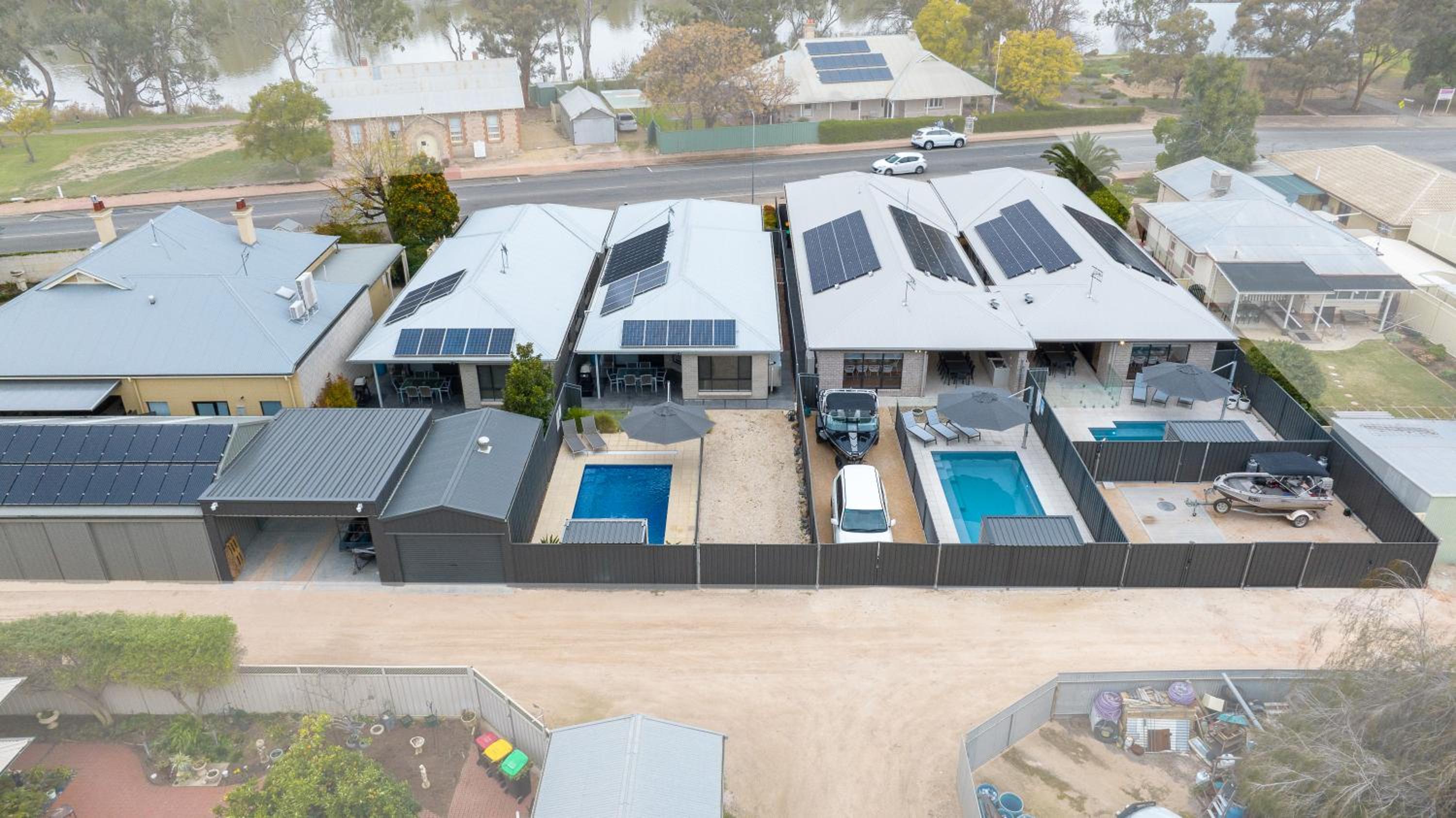 Hotel Renmark River Villas and Boats & Bedzzz - Image 1