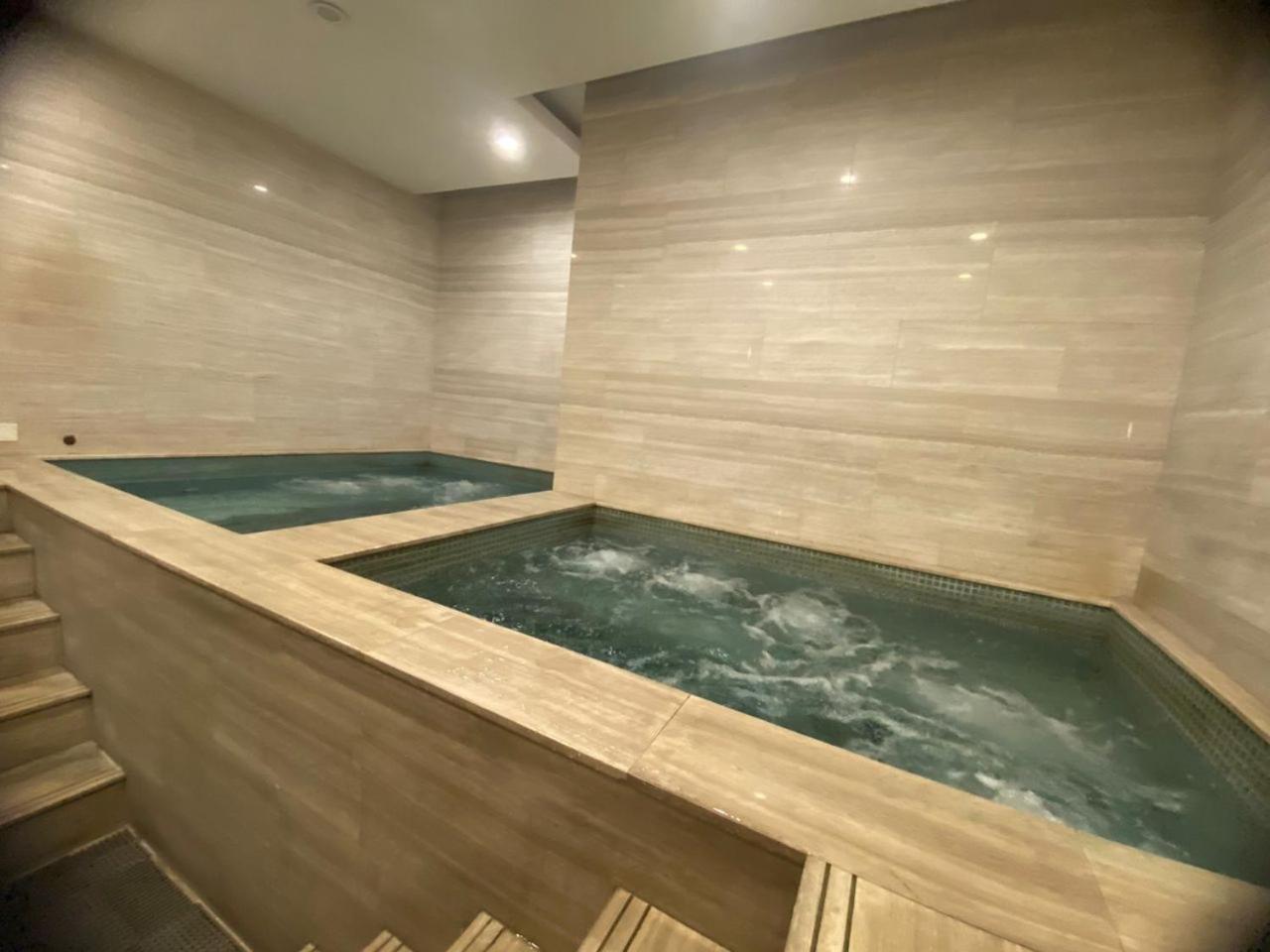 Perfect Apartment with Bathtub and Jacuzzi at 188 Suites