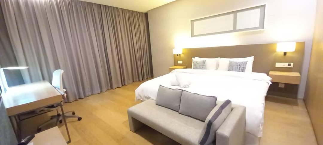 Perfect Apartment with Bathtub and Jacuzzi at 188 Suites
