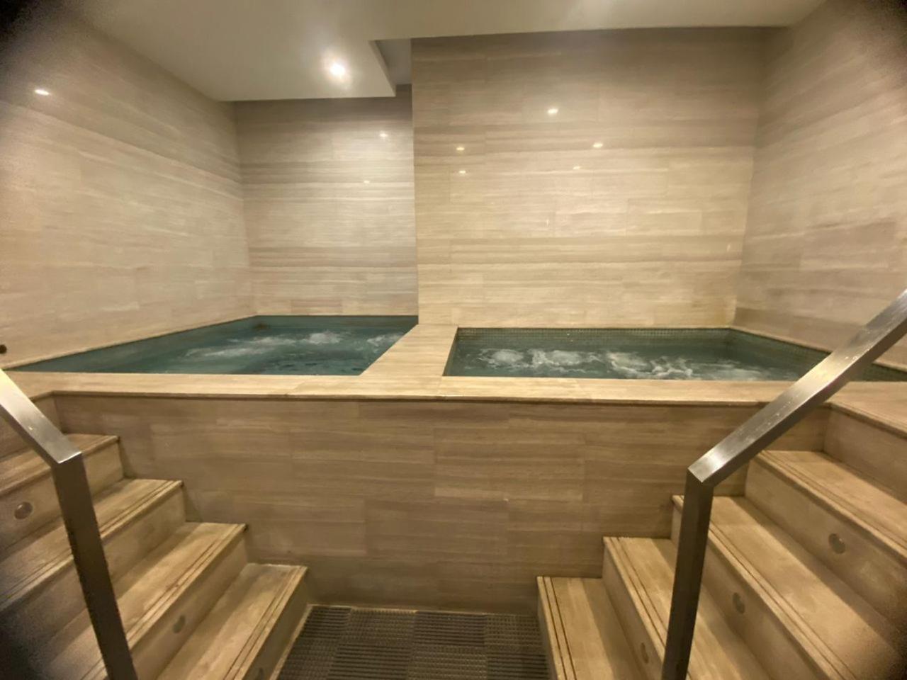 Perfect Apartment with Bathtub and Jacuzzi at 188 Suites