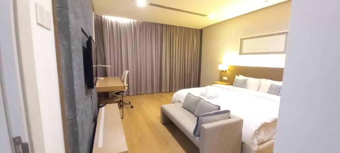 Perfect Apartment with Bathtub and Jacuzzi at 188 Suites