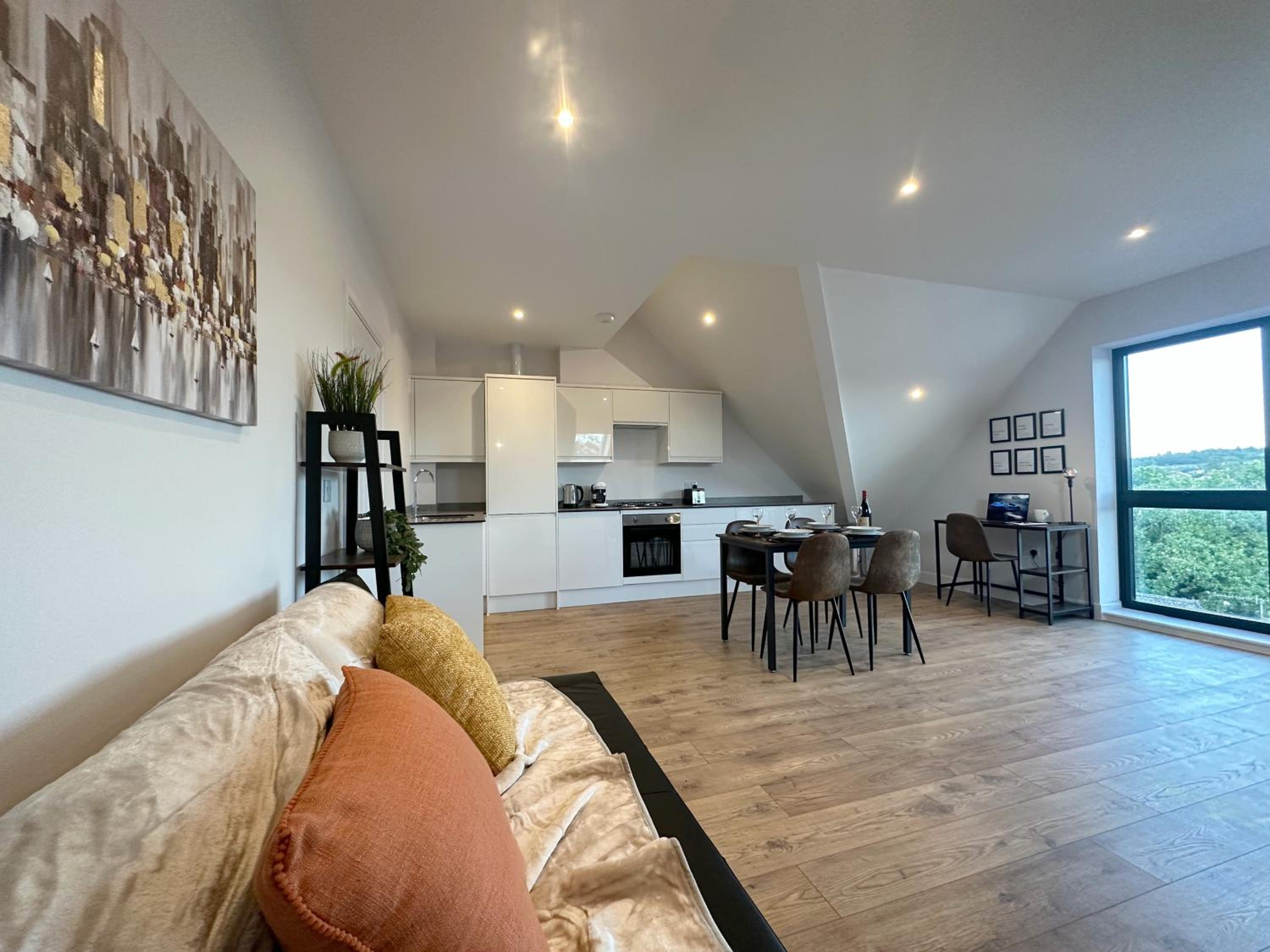 Stylish & Spacious Apartment view 2