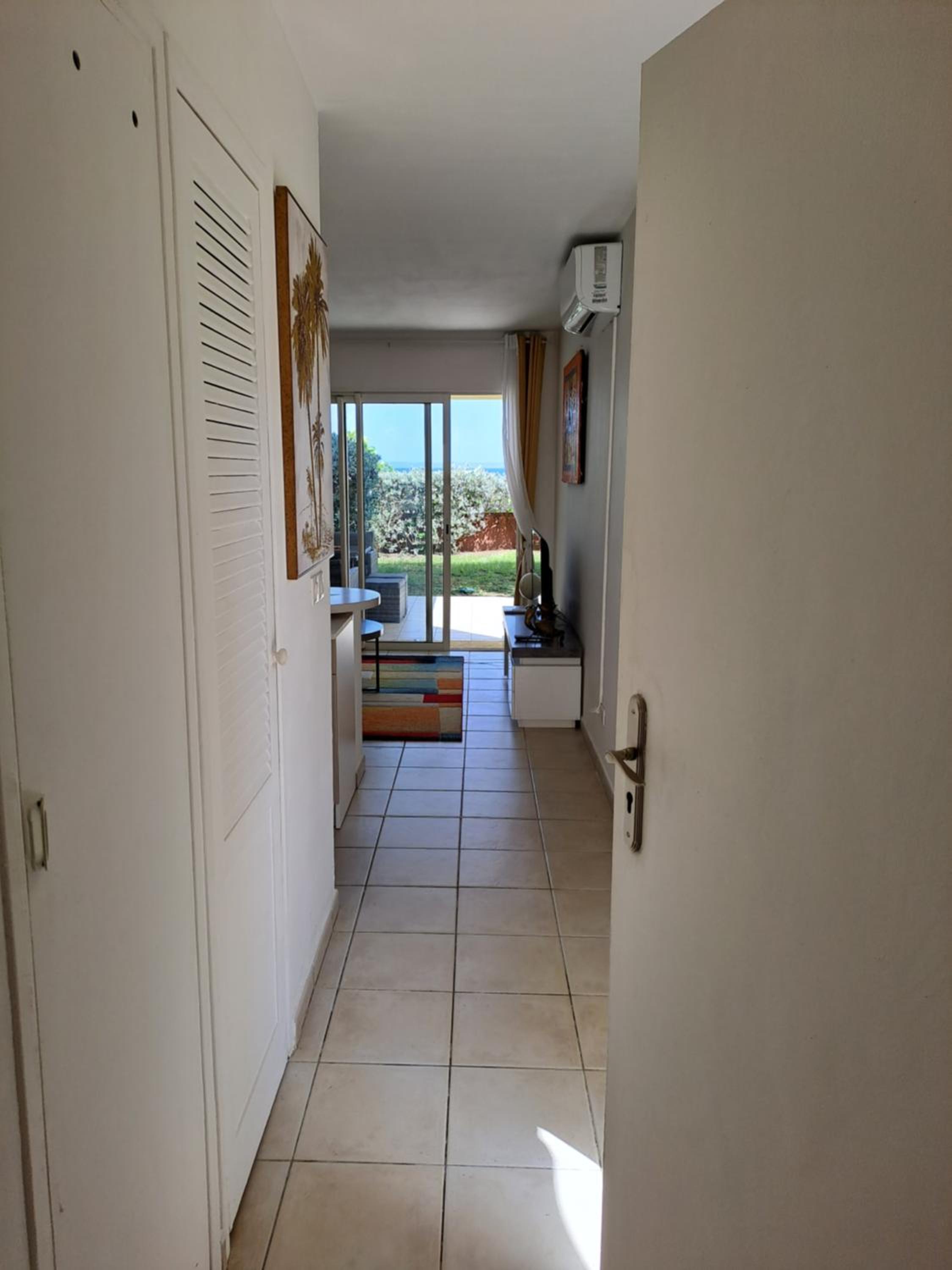 RDC appartement en bord de mer au son des vagues view 3