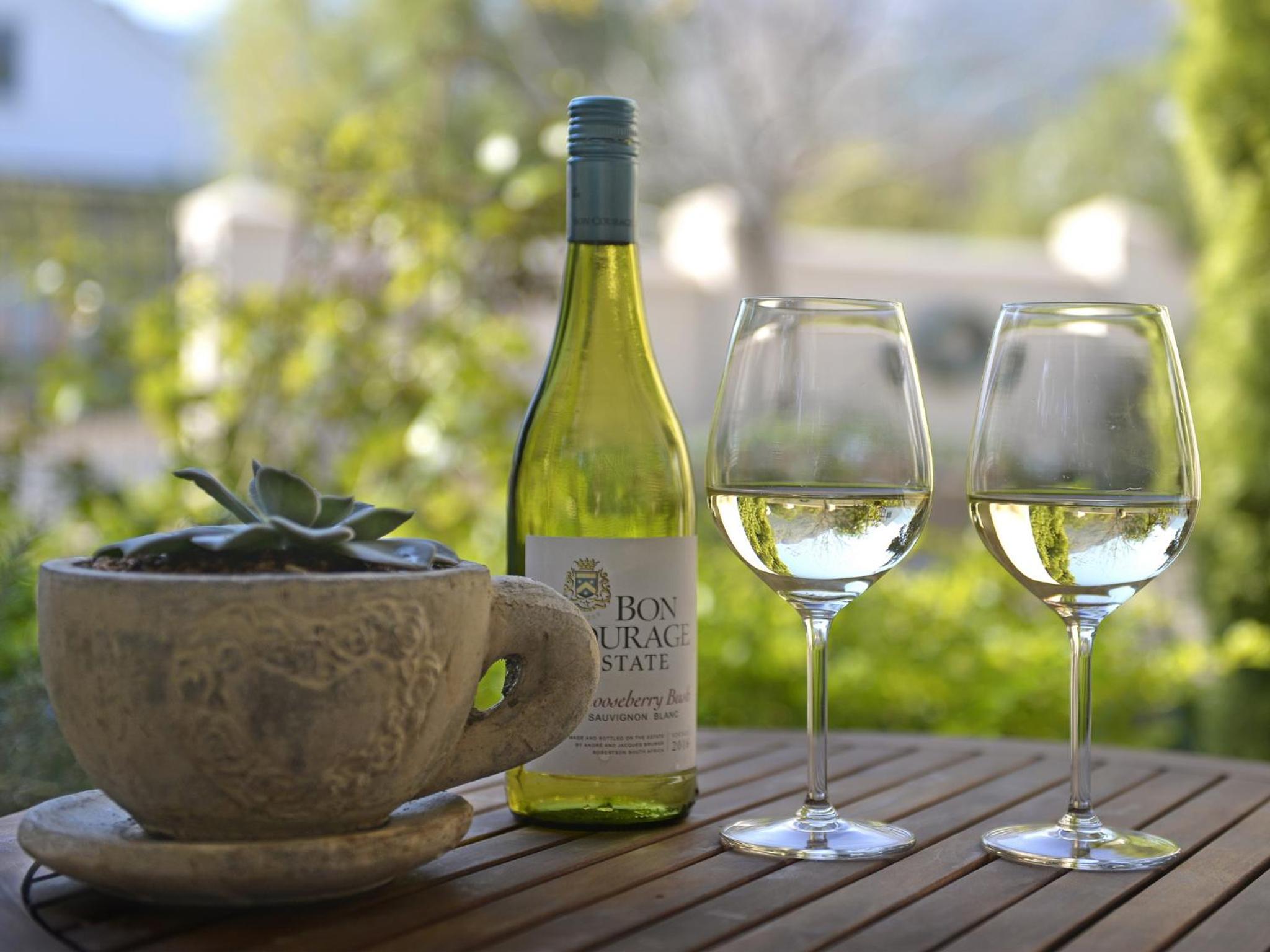 Petit Plaisir is a romantic self-catering cottage on the side of the village no2