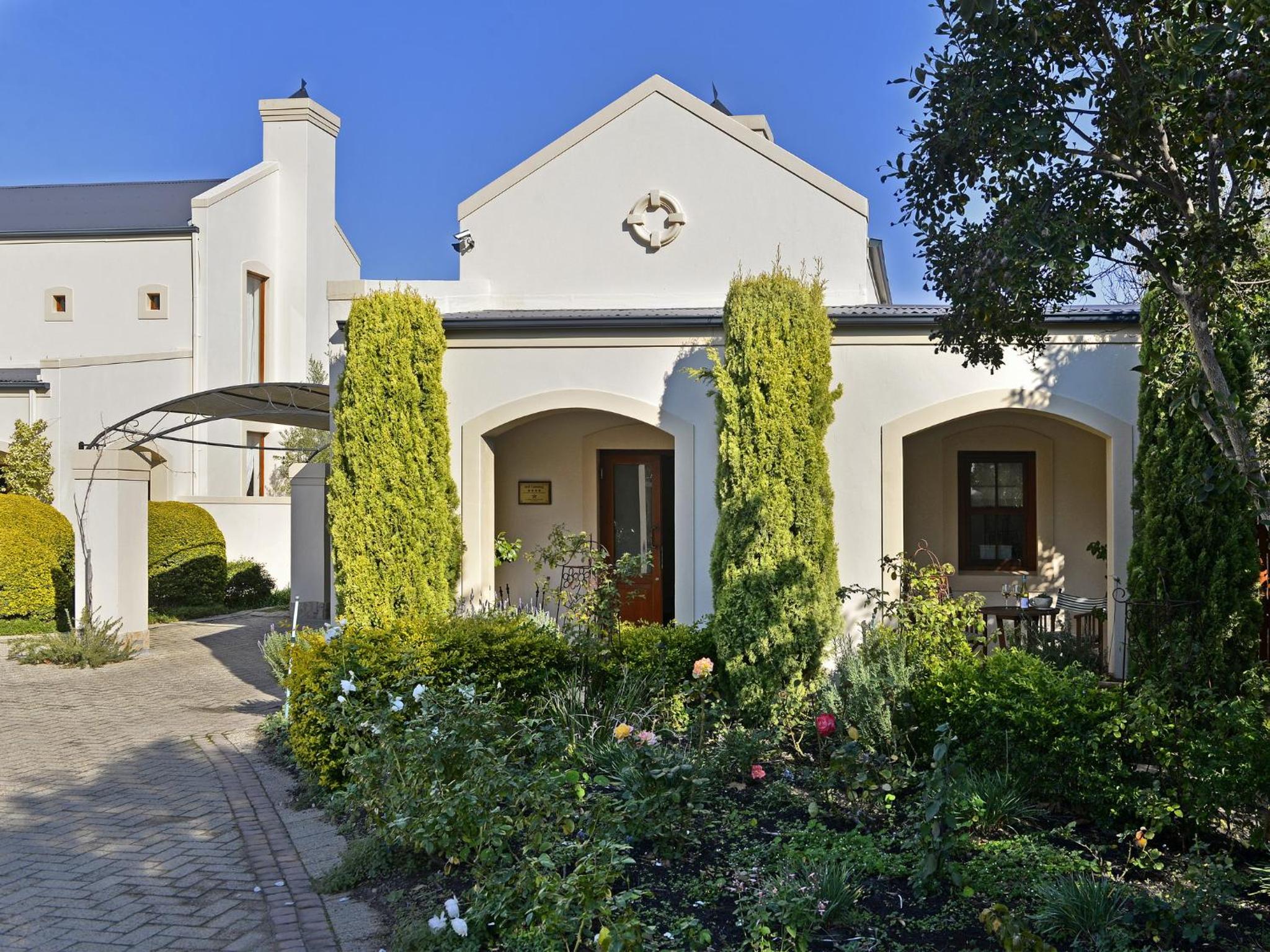 Petit Plaisir is a romantic self-catering cottage on the side of the village no2