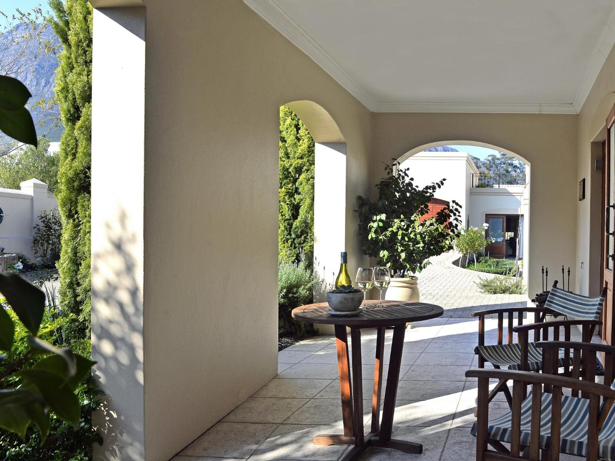 Petit Plaisir is a romantic self-catering cottage on the side of the village no2