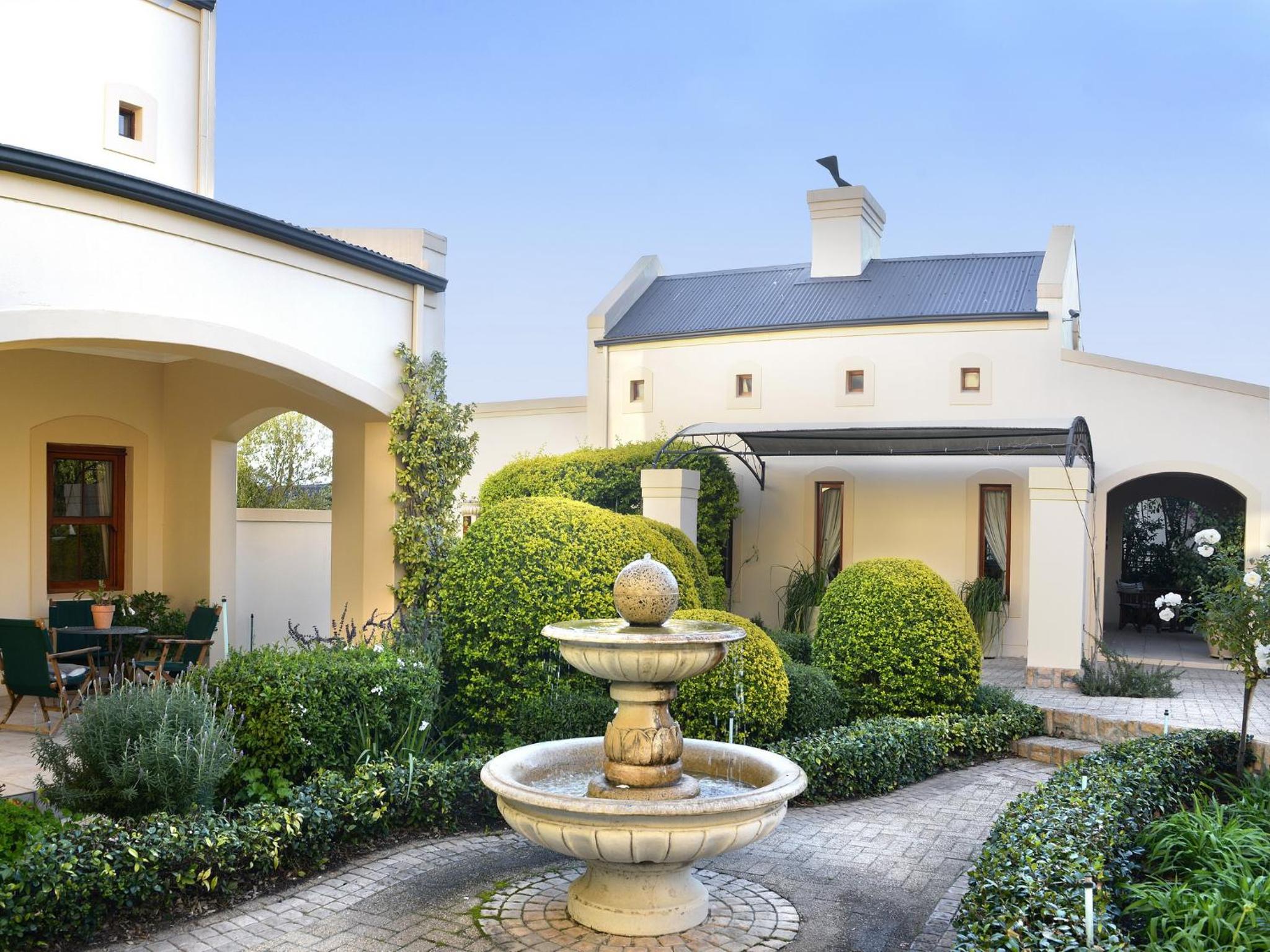 Petit Plaisir is a romantic self-catering cottage on the side of the village no2