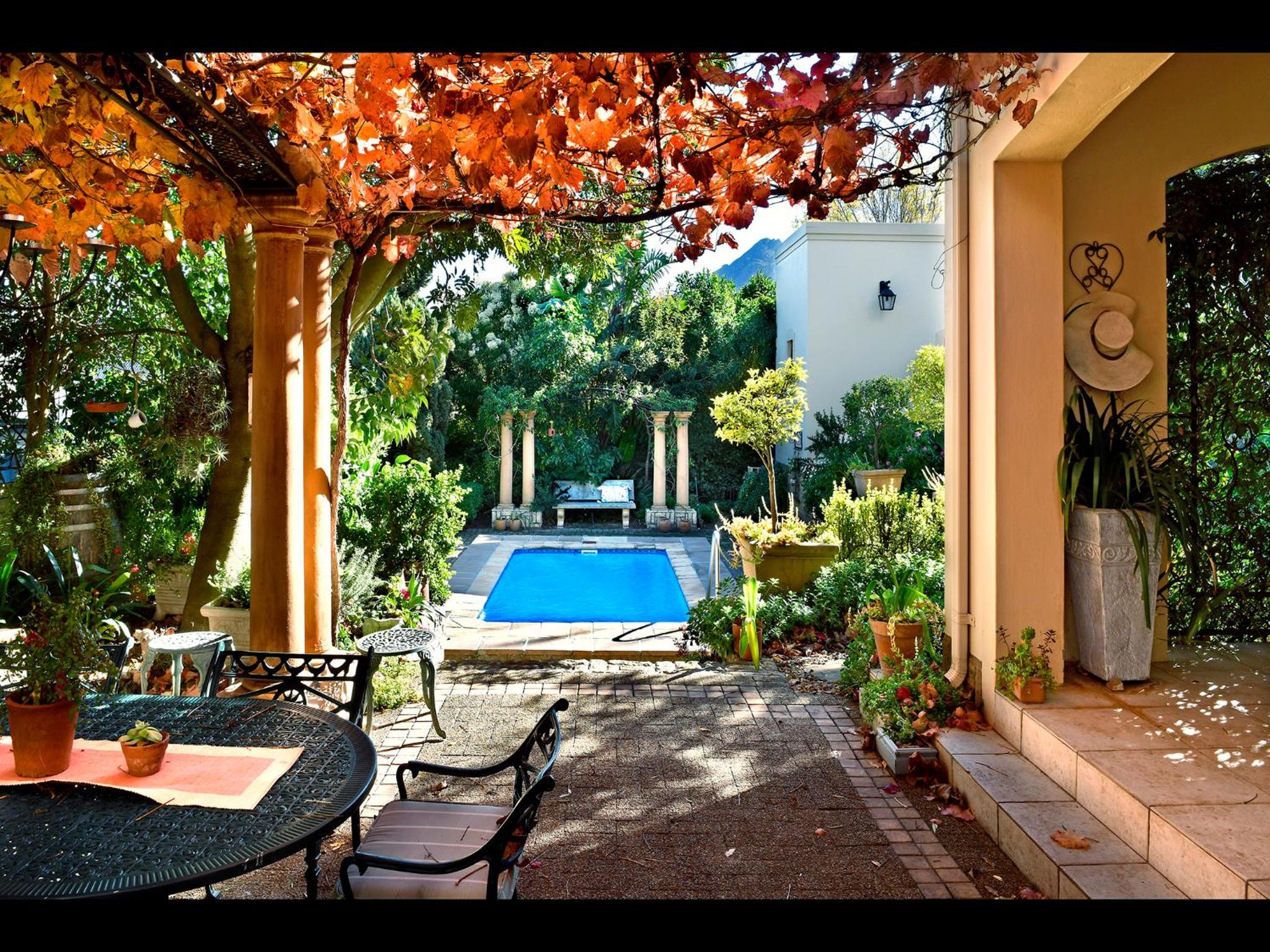 Petit Plaisir is a romantic self-catering cottage on the side of the village no2