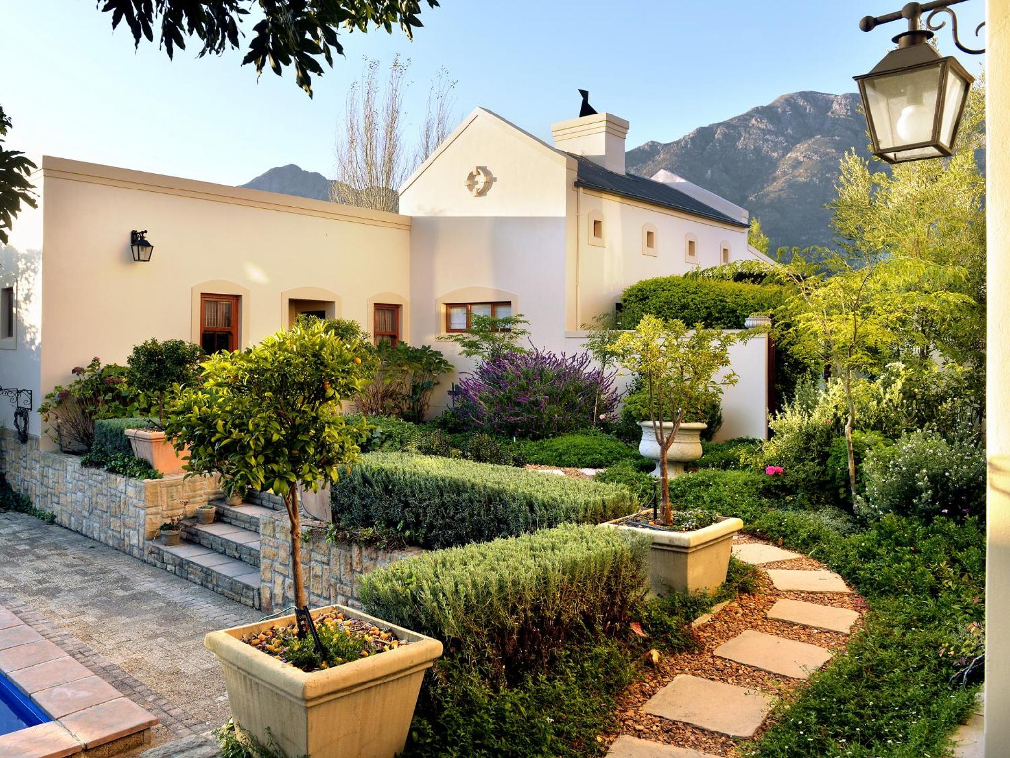 Petit Plaisir is a romantic self-catering cottage on the side of the village no2