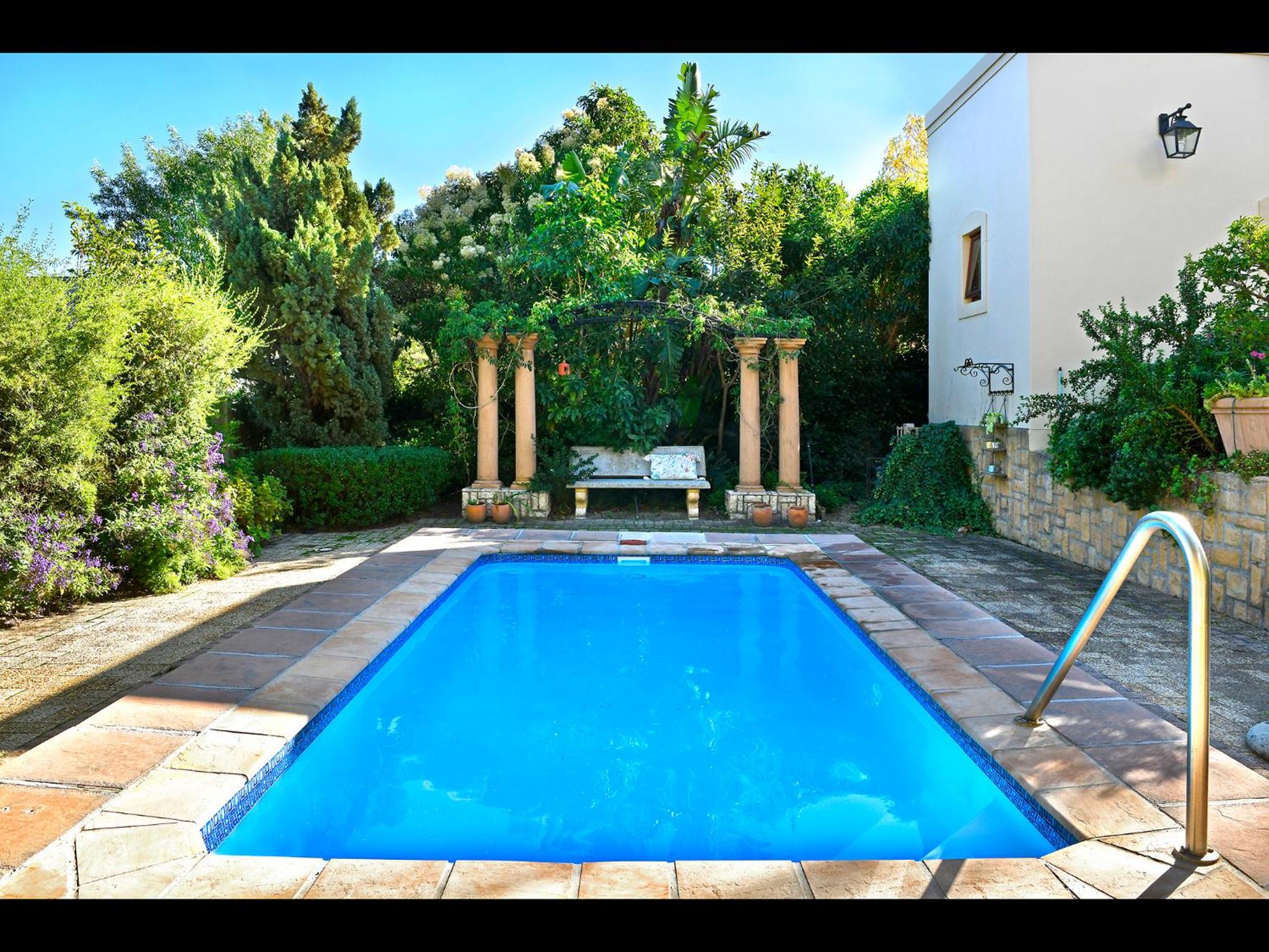 Petit Plaisir is a romantic self-catering cottage on the side of the village no2