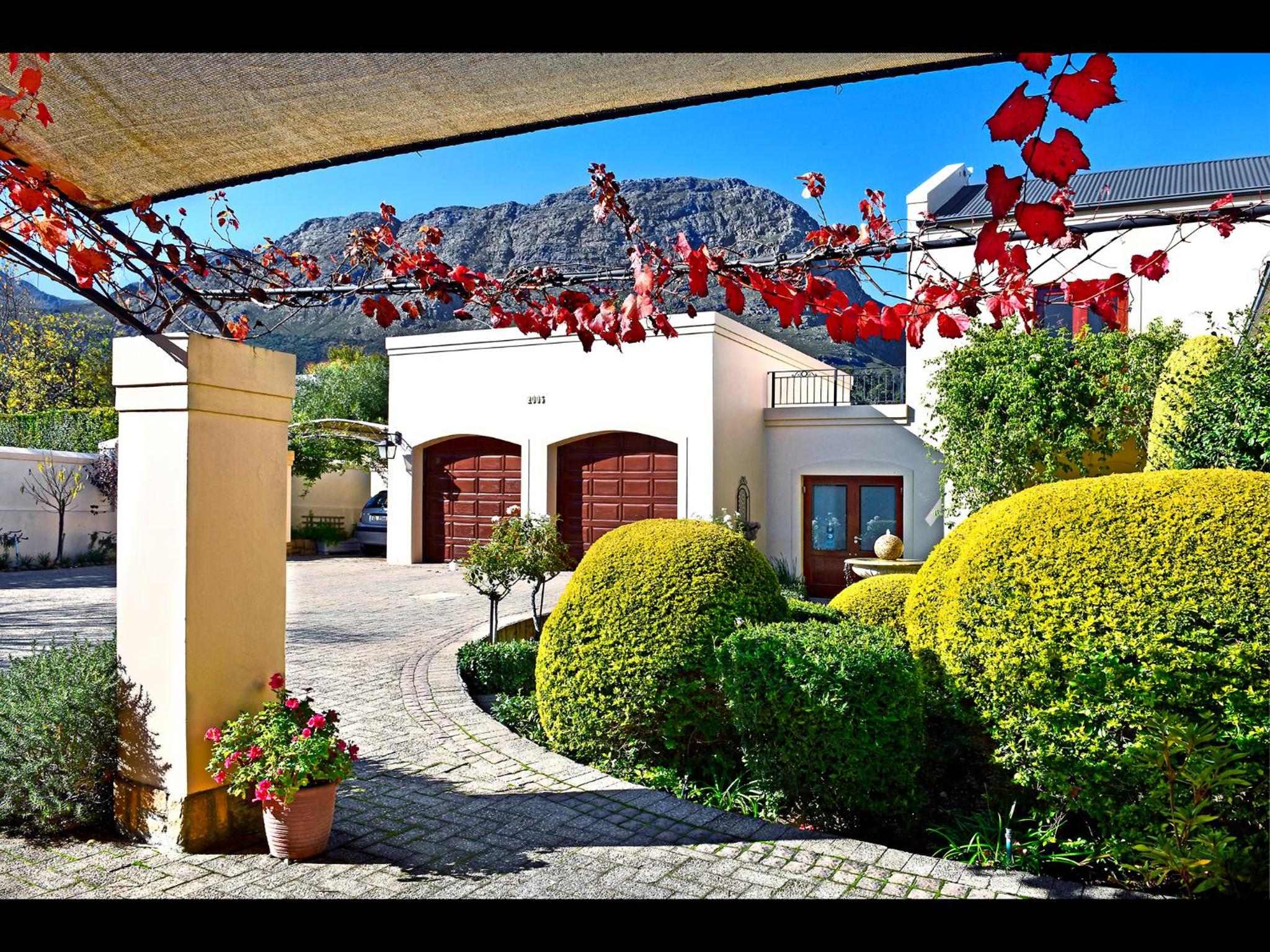 Petit Plaisir is a romantic self-catering cottage on the side of the village no2