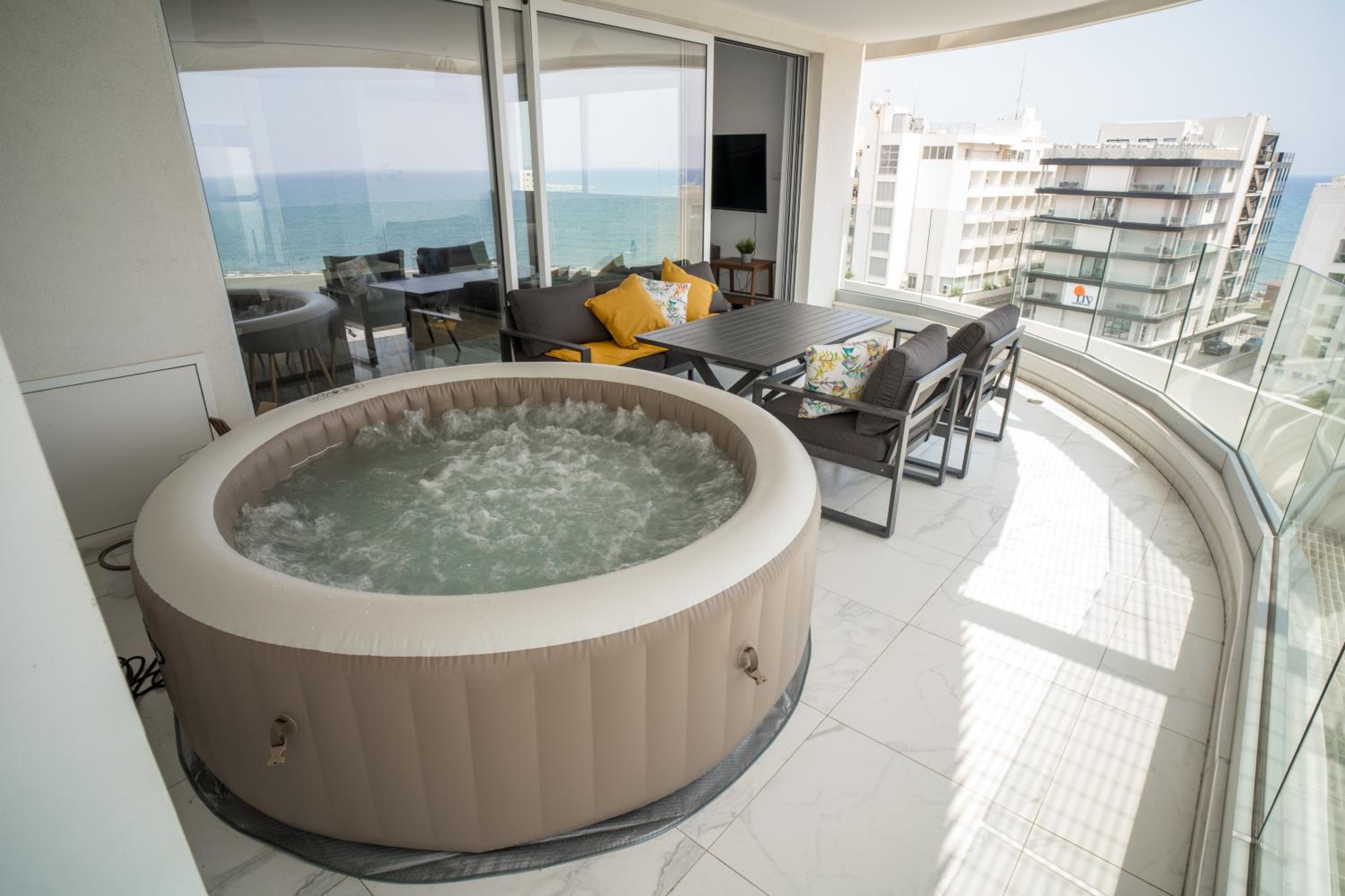 Seaview Pearl in Mackenzie with Pool & Jacuzzi