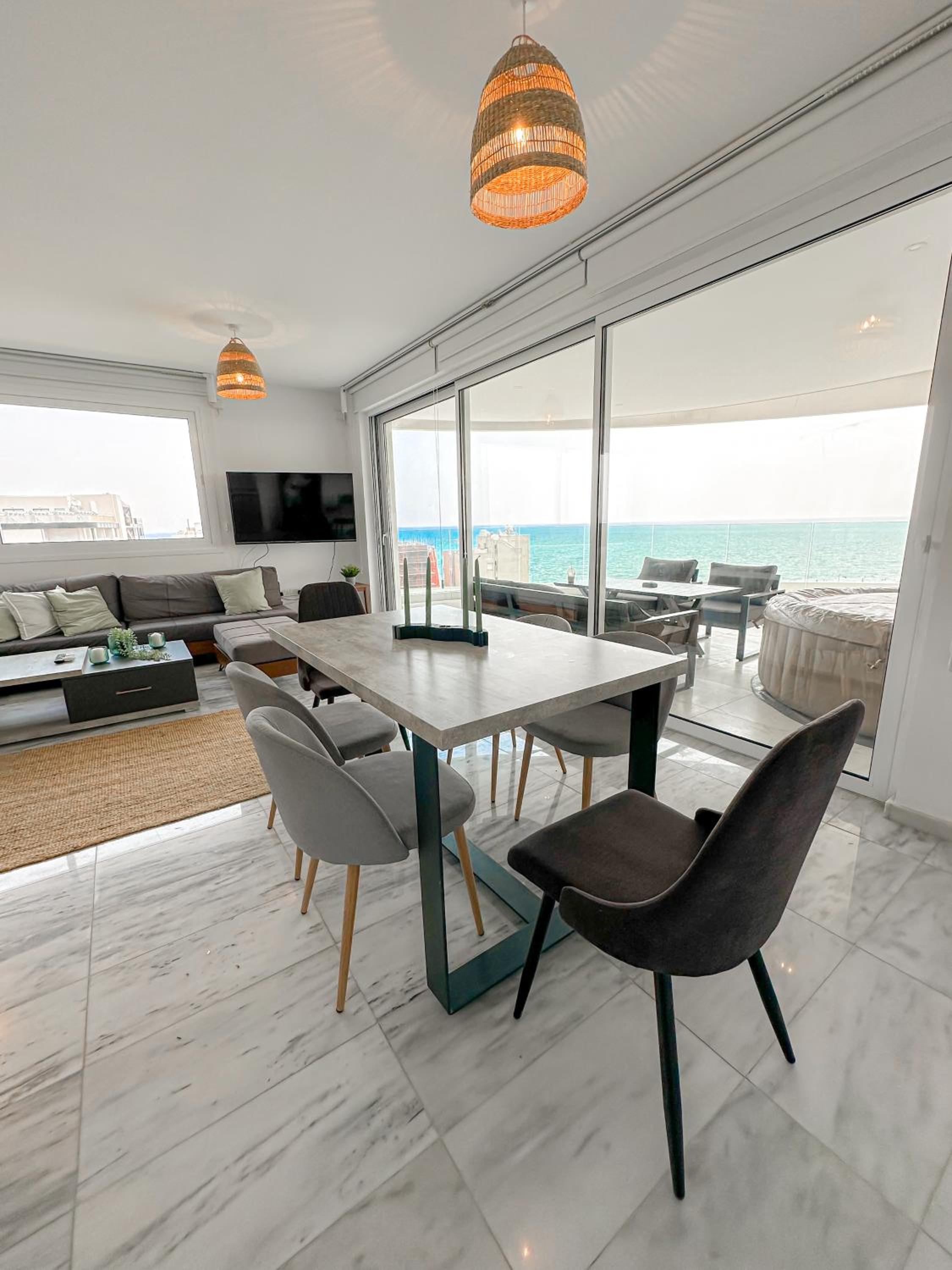 Seaview Pearl in Mackenzie with Pool & Jacuzzi