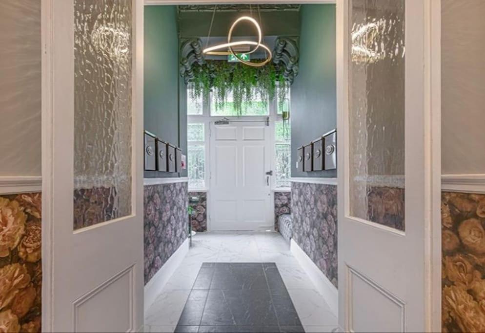 Stunning Hyde Park Home, Ground Floor Maisonette, Duplex, near Tube Metro Stations