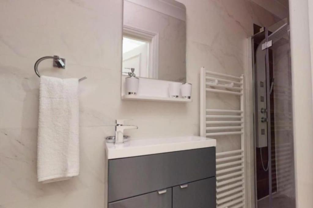 Stunning Hyde Park Home, Ground Floor Maisonette, Duplex, near Tube Metro Stations