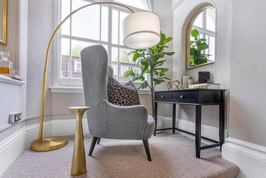 Stunning Hyde Park Home, Ground Floor Maisonette, Duplex, near Tube Metro Stations