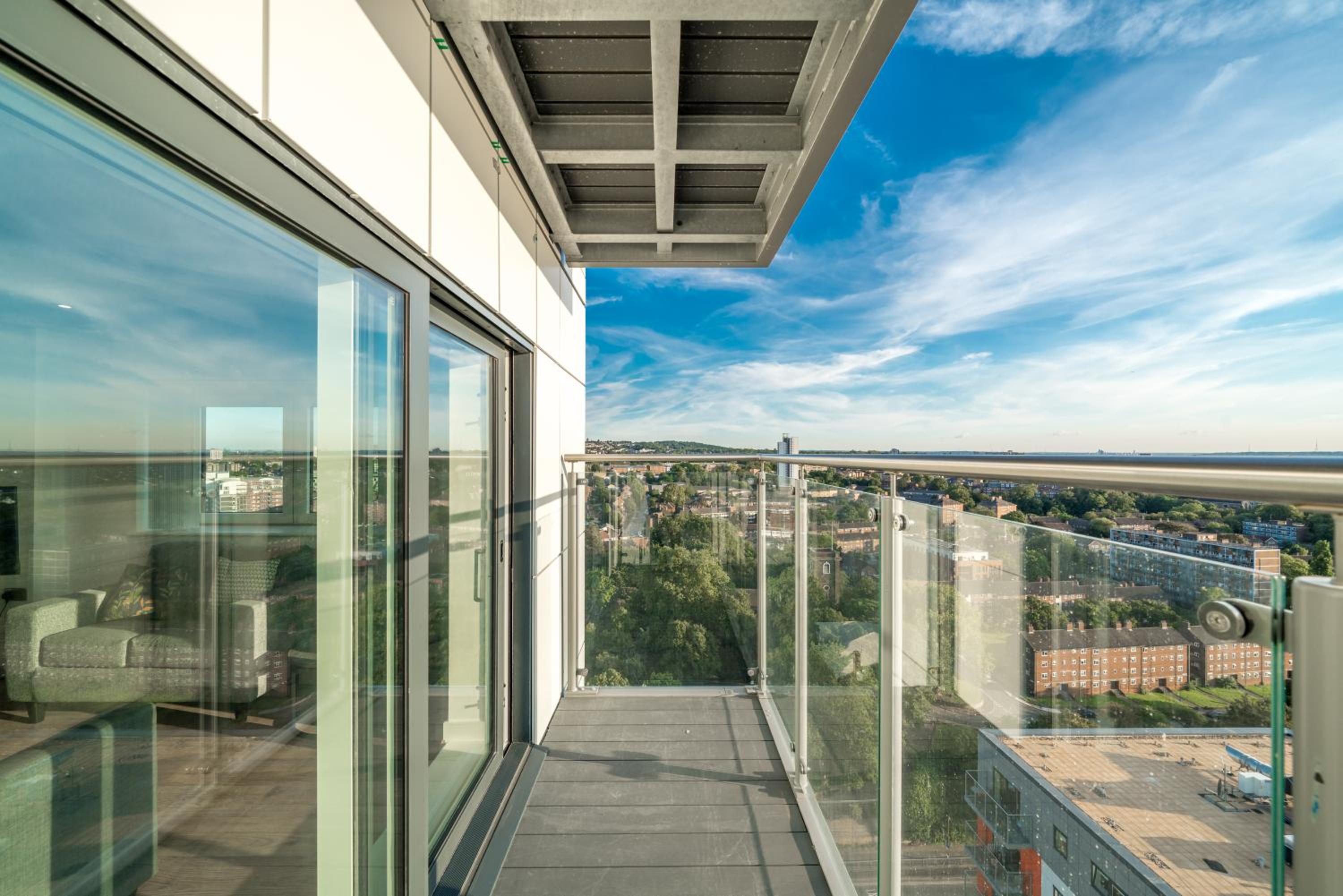 Skyvillion - London River Thames Top Floor Apartments by Woolwich Ferry, Mins to London ExCel, O2 Arena , London City Airport with Parking